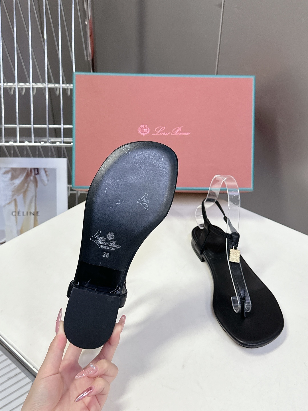 Loro Piana经典爆款出品lp顶级版本 英伦夹脚拖鞋凉鞋
原来这就是传说走两万步都不会累脚的夹脚