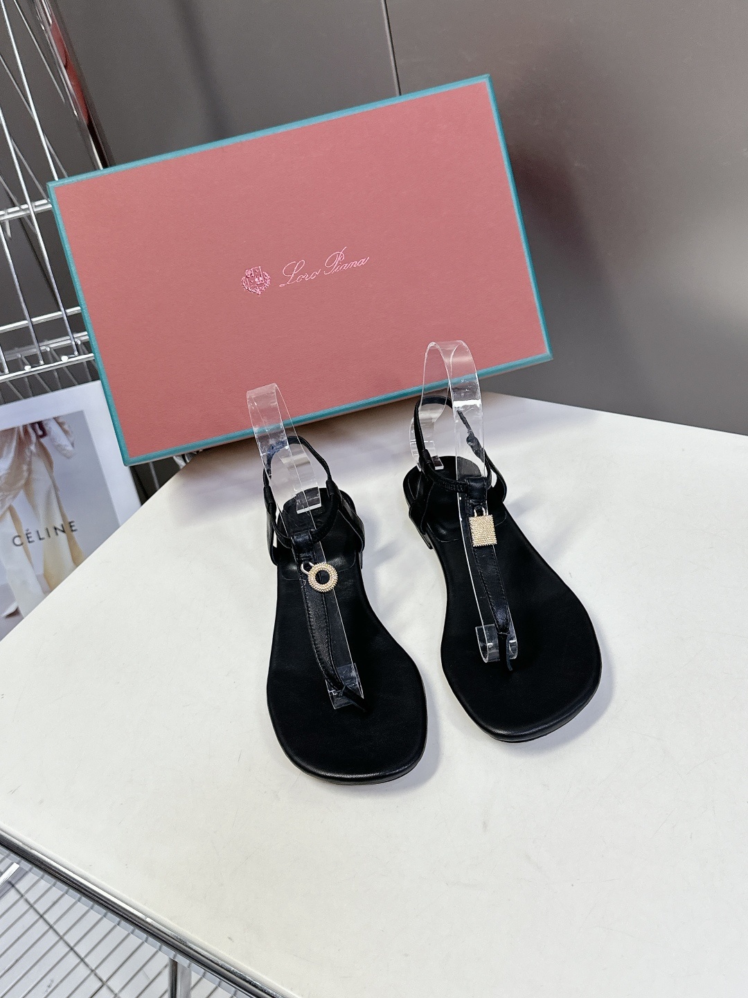 Loro Piana经典爆款出品lp顶级版本 英伦夹脚拖鞋凉鞋
原来这就是传说走两万步都不会累脚的夹脚