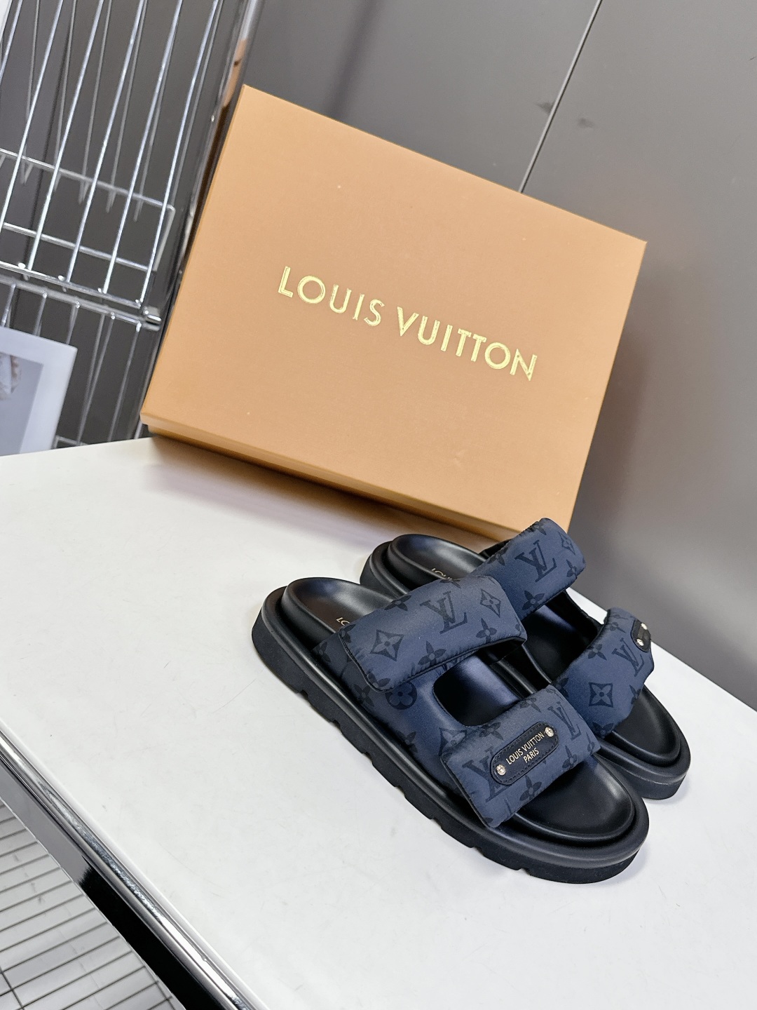 LV 路易威登春夏最新情侣款拖鞋硬货上新🆕

❥BS代购级别！高级感十足！国内外博主刷爆的一款，复古又