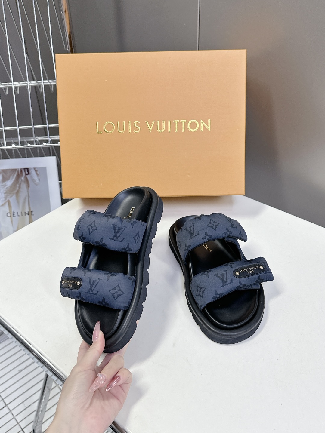  LV 路易威登春夏最新情侣款拖鞋硬货上新🆕

❥BS代购级别！高级感十足！国内外博主刷爆的一款，复古又