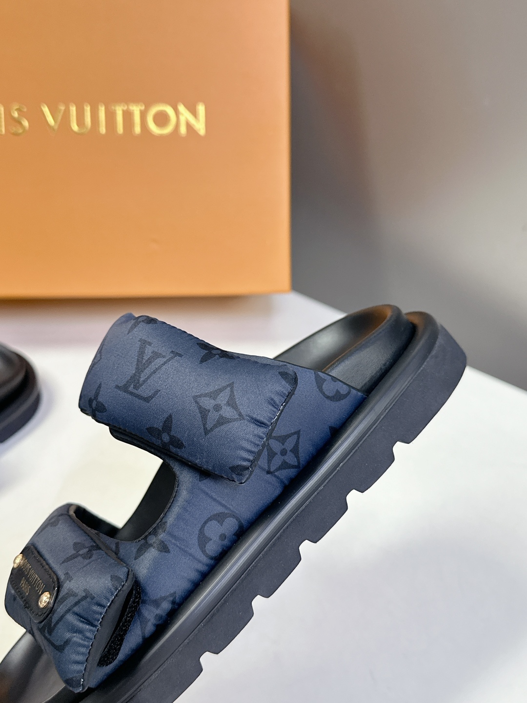  LV 路易威登春夏最新情侣款拖鞋硬货上新🆕

❥BS代购级别！高级感十足！国内外博主刷爆的一款，复古又