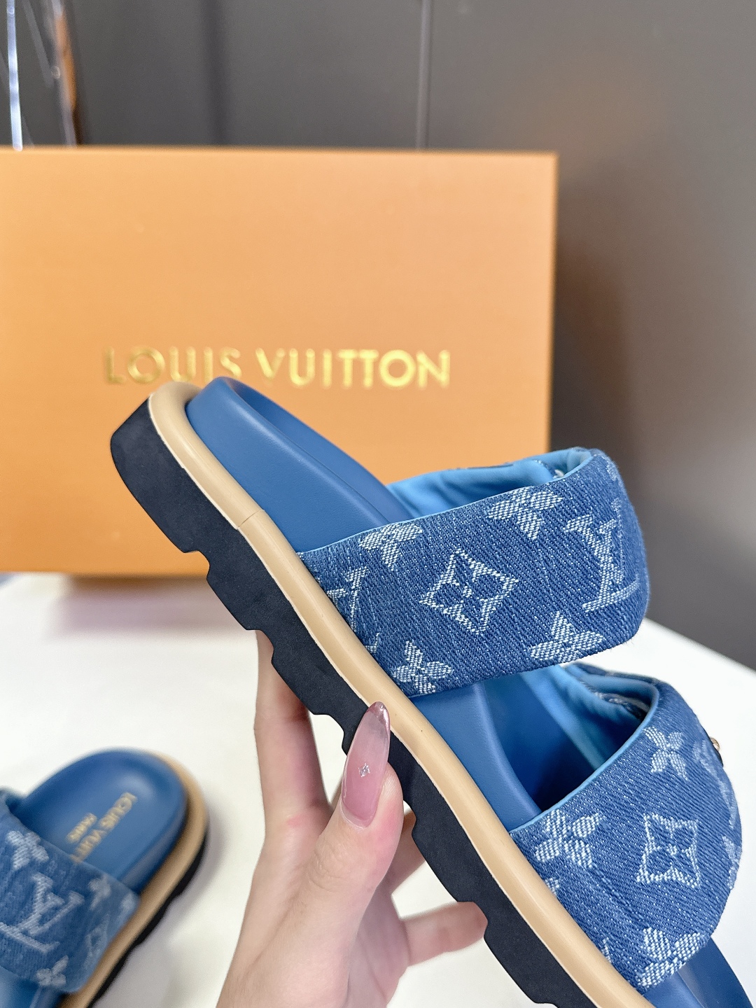  LV 路易威登春夏最新情侣款拖鞋硬货上新🆕

❥BS代购级别！高级感十足！国内外博主刷爆的一款，复古又