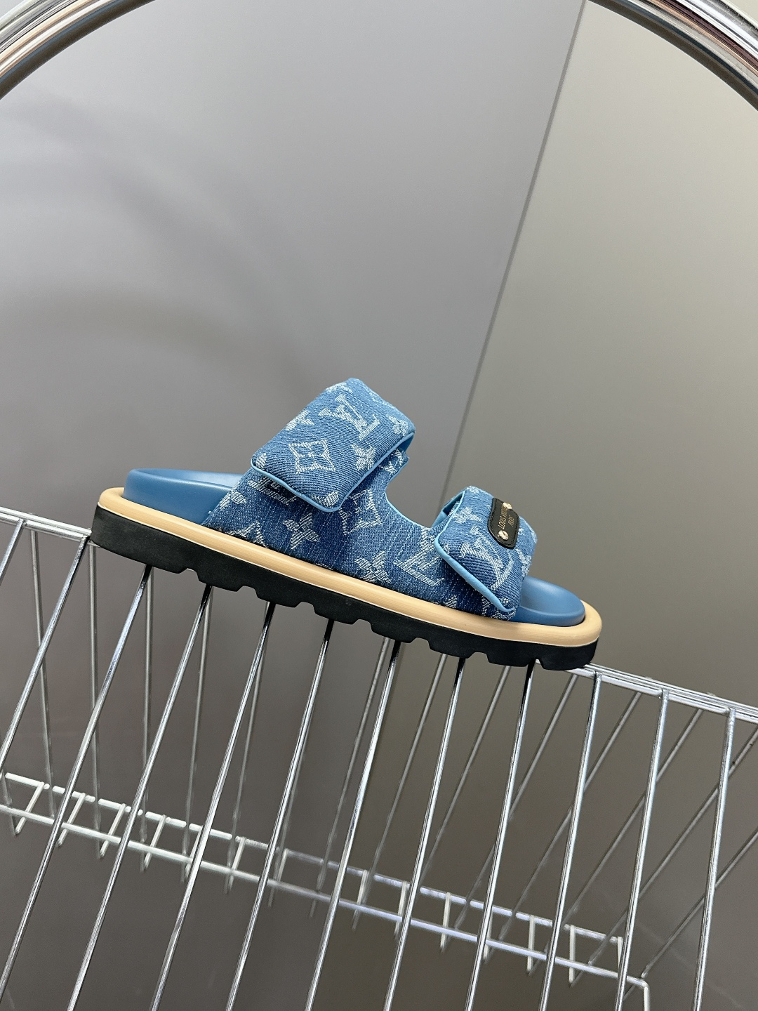  LV 路易威登春夏最新情侣款拖鞋硬货上新🆕

❥BS代购级别！高级感十足！国内外博主刷爆的一款，复古又