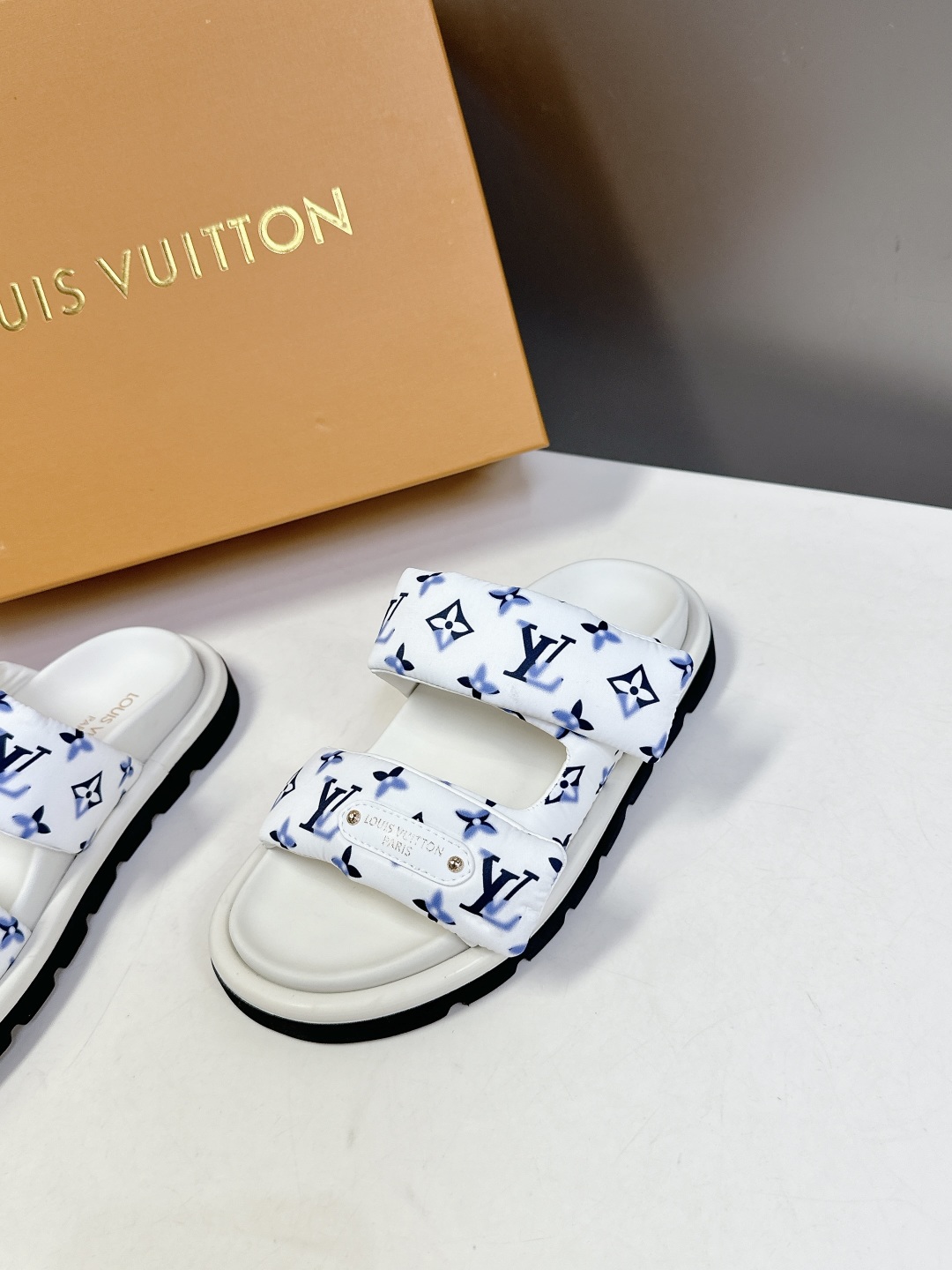 LV 路易威登春夏最新情侣款拖鞋硬货上新🆕

❥BS代购级别！高级感十足！国内外博主刷爆的一款，复古又