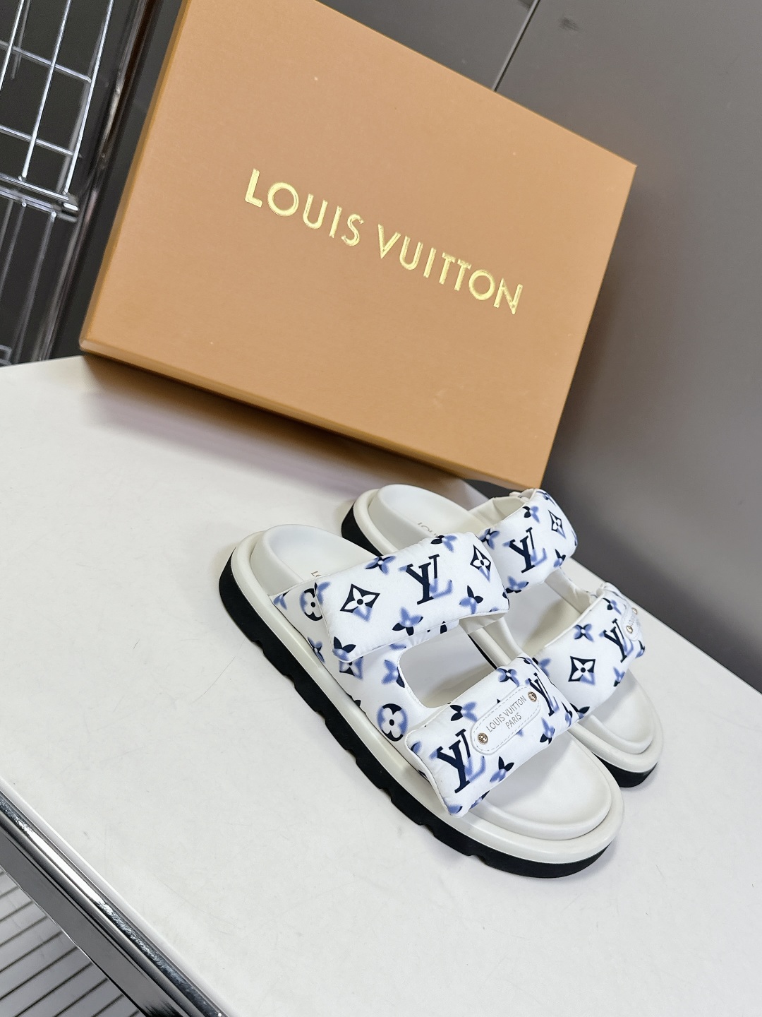  LV 路易威登春夏最新情侣款拖鞋硬货上新🆕

❥BS代购级别！高级感十足！国内外博主刷爆的一款，复古又