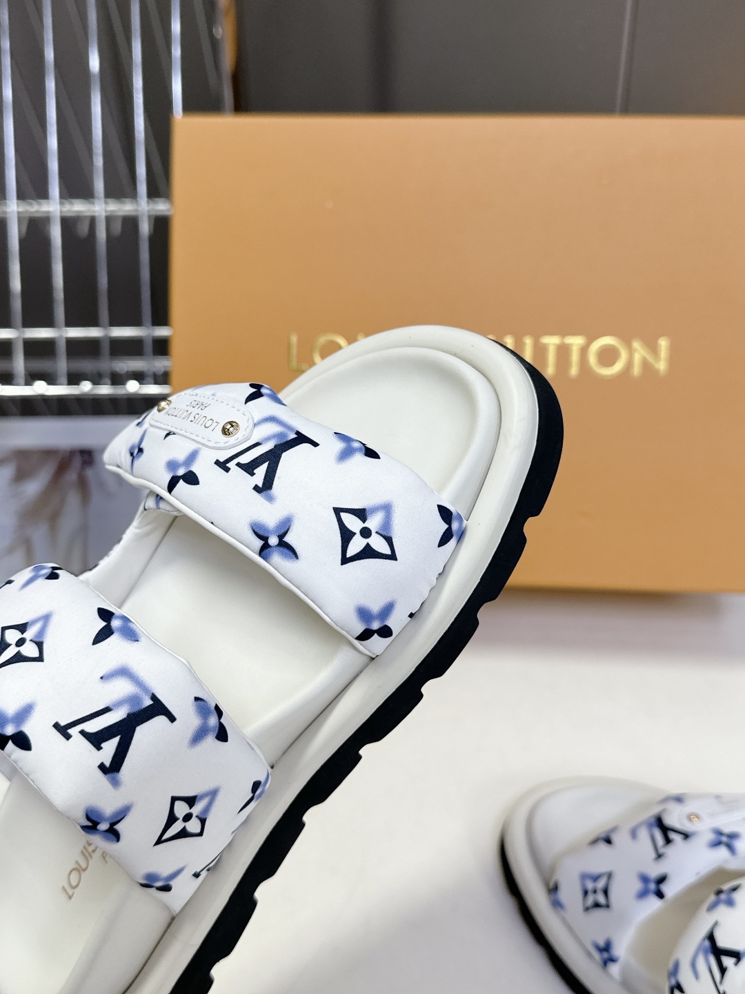  LV 路易威登春夏最新情侣款拖鞋硬货上新🆕

❥BS代购级别！高级感十足！国内外博主刷爆的一款，复古又
