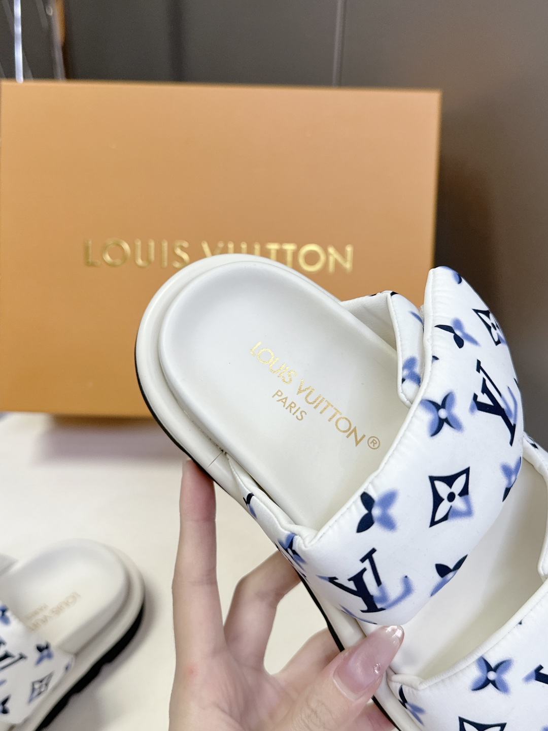  LV 路易威登春夏最新情侣款拖鞋硬货上新🆕

❥BS代购级别！高级感十足！国内外博主刷爆的一款，复古又