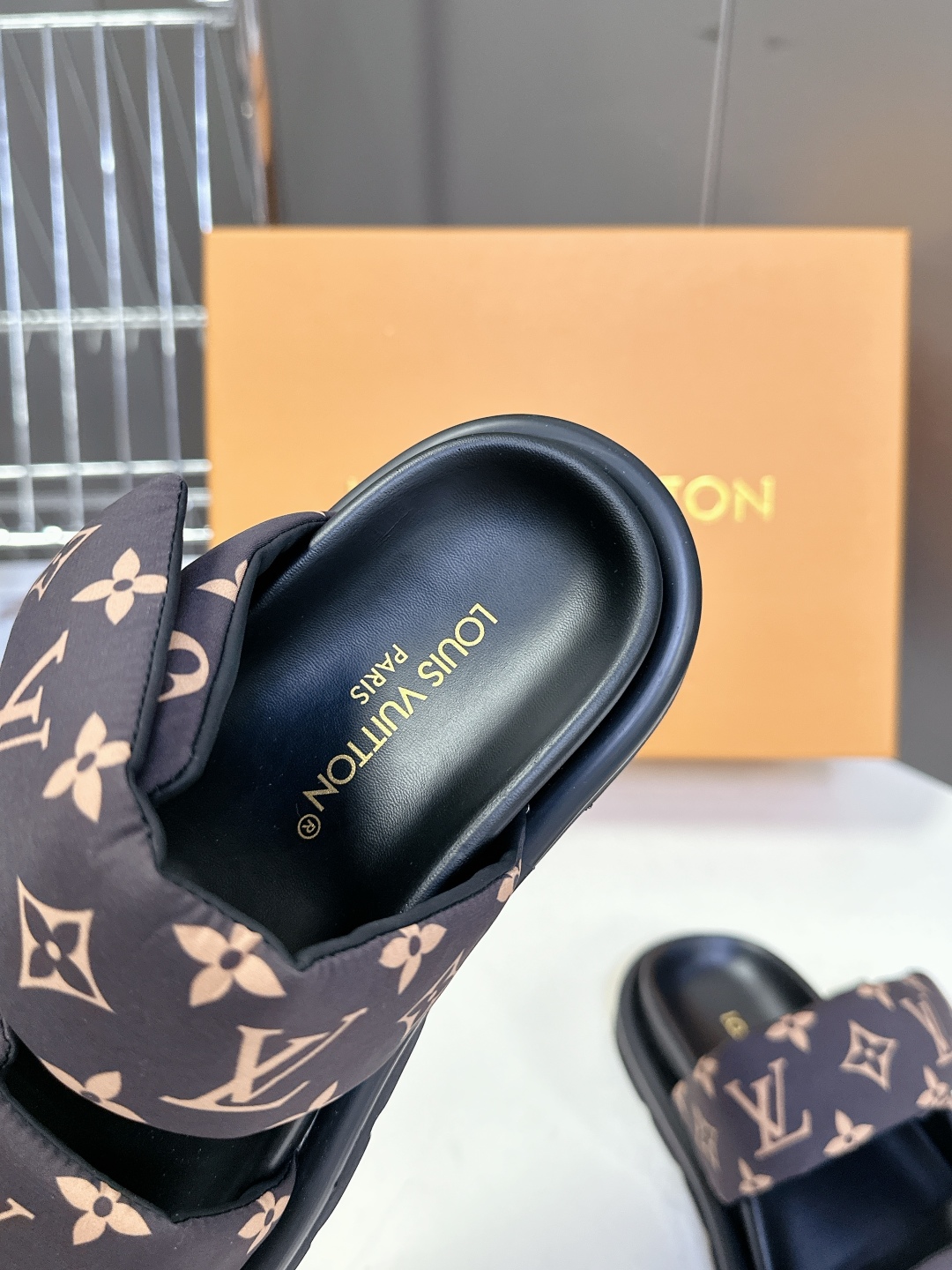 LV 路易威登春夏最新情侣款拖鞋硬货上新🆕

❥BS代购级别！高级感十足！国内外博主刷爆的一款，复古又