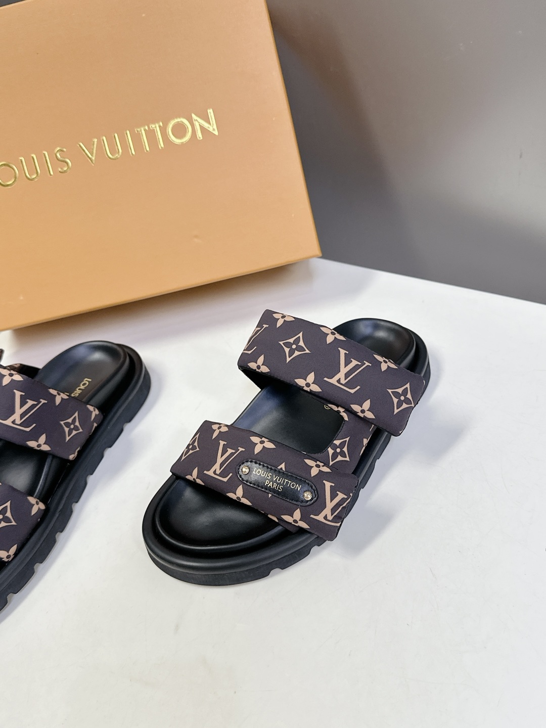  LV 路易威登春夏最新情侣款拖鞋硬货上新🆕

❥BS代购级别！高级感十足！国内外博主刷爆的一款，复古又