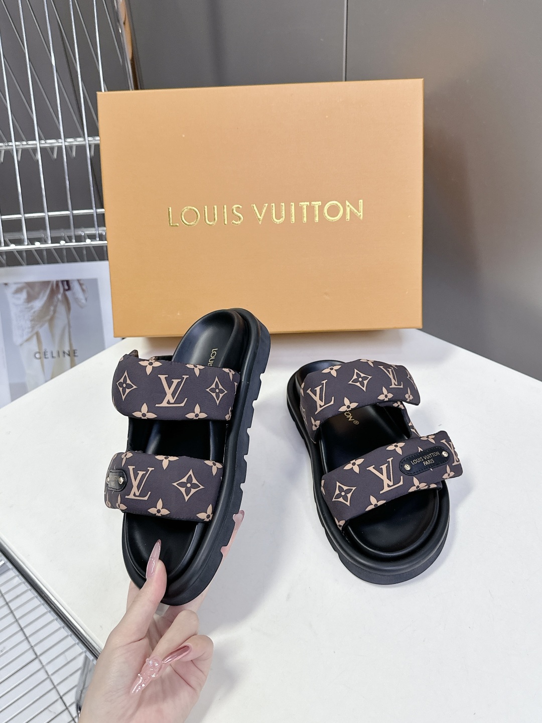  LV 路易威登春夏最新情侣款拖鞋硬货上新🆕

❥BS代购级别！高级感十足！国内外博主刷爆的一款，复古又
