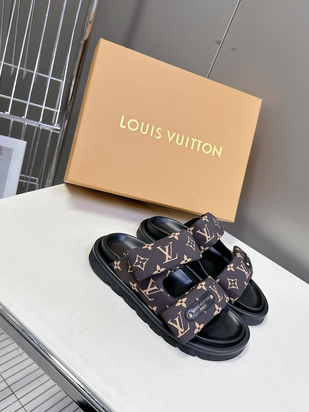  LV 路易威登春夏最新情侣款拖鞋硬货上新🆕

❥BS代购级别！高级感十足！国内外博主刷爆的一款，复古又
