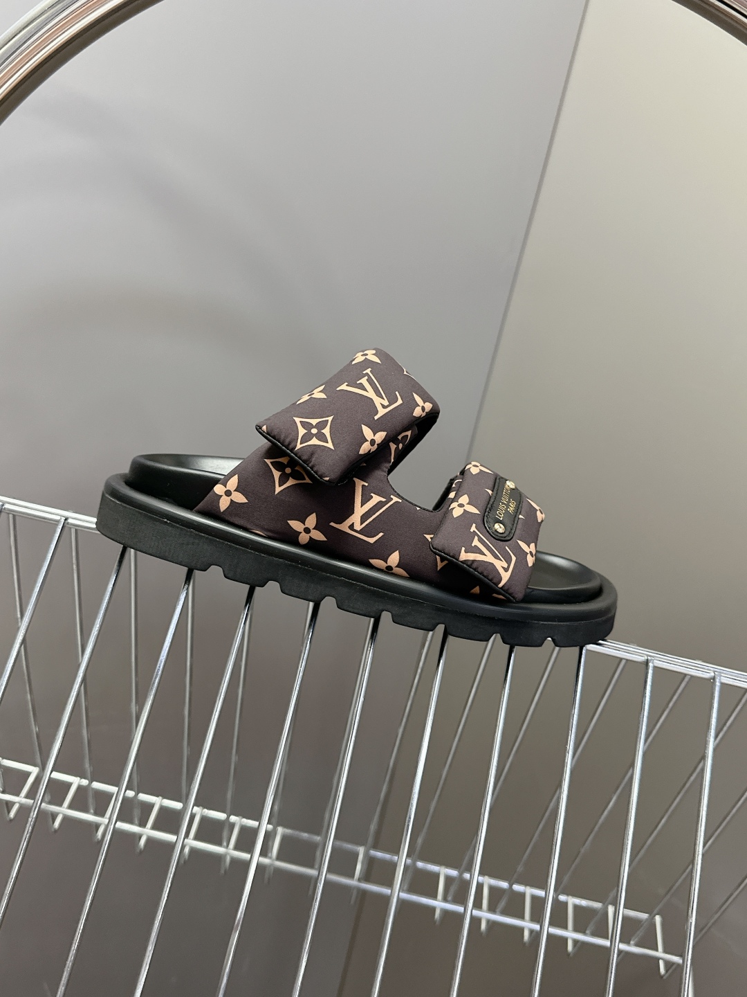 LV 路易威登春夏最新情侣款拖鞋硬货上新🆕

❥BS代购级别！高级感十足！国内外博主刷爆的一款，复古又