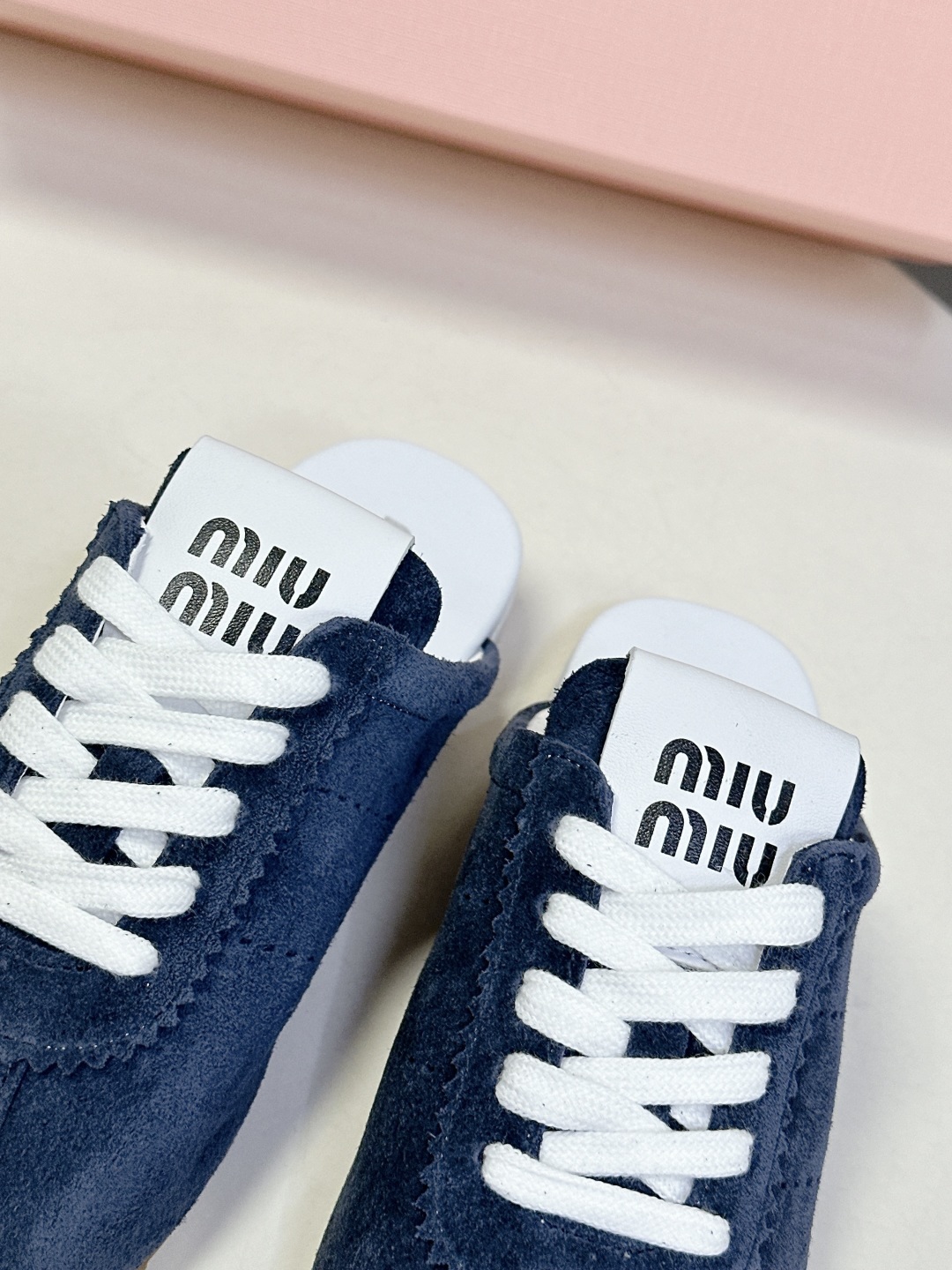  miumiu缪缪春夏最新走秀款半拖 国内外博主刷爆的一款，小红书种草系列，复古又时髦上脚美炸了 简约的