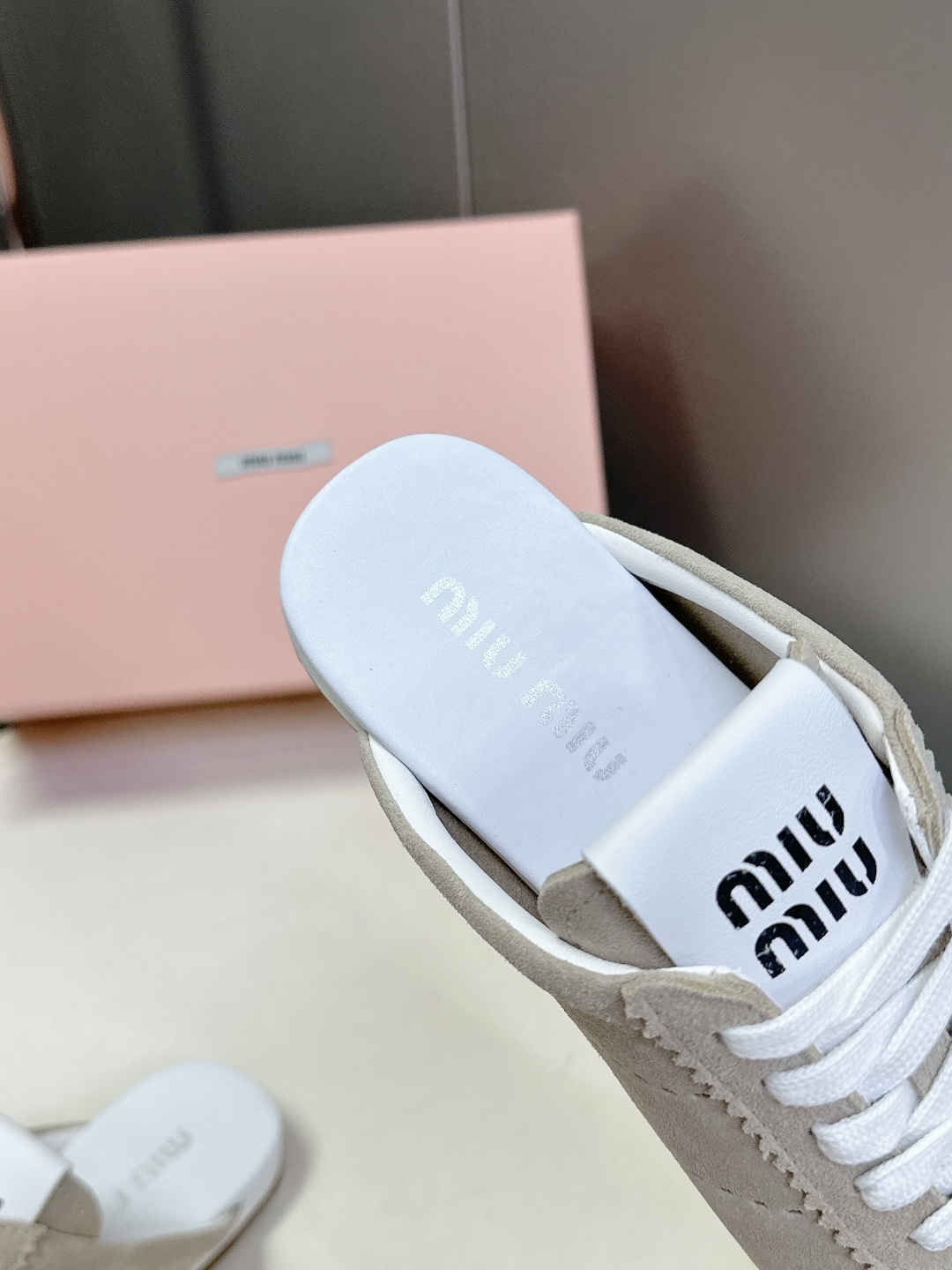  miumiu缪缪春夏最新走秀款半拖 国内外博主刷爆的一款，小红书种草系列，复古又时髦上脚美炸了 简约的