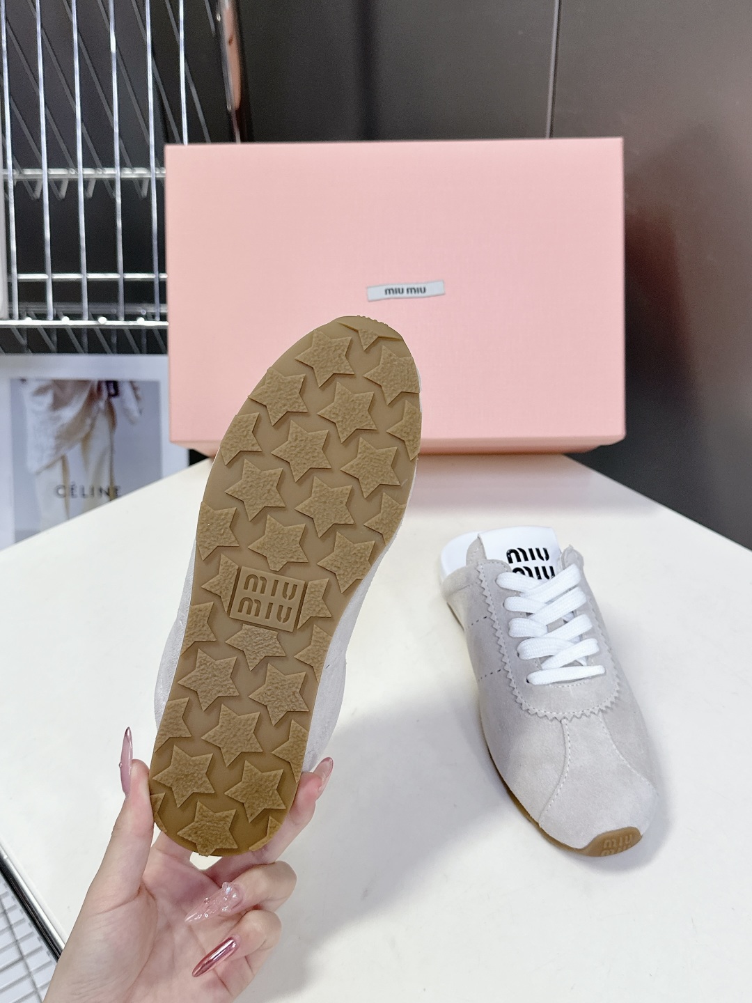  miumiu缪缪春夏最新走秀款半拖 国内外博主刷爆的一款，小红书种草系列，复古又时髦上脚美炸了 简约的