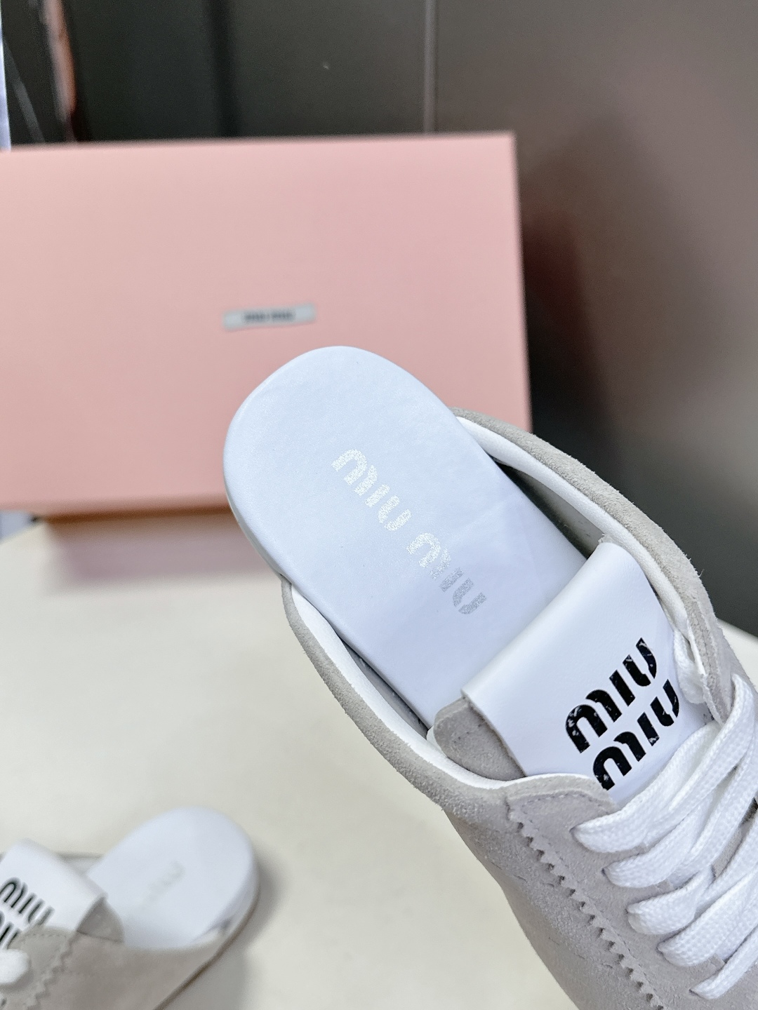  miumiu缪缪春夏最新走秀款半拖 国内外博主刷爆的一款，小红书种草系列，复古又时髦上脚美炸了 简约的