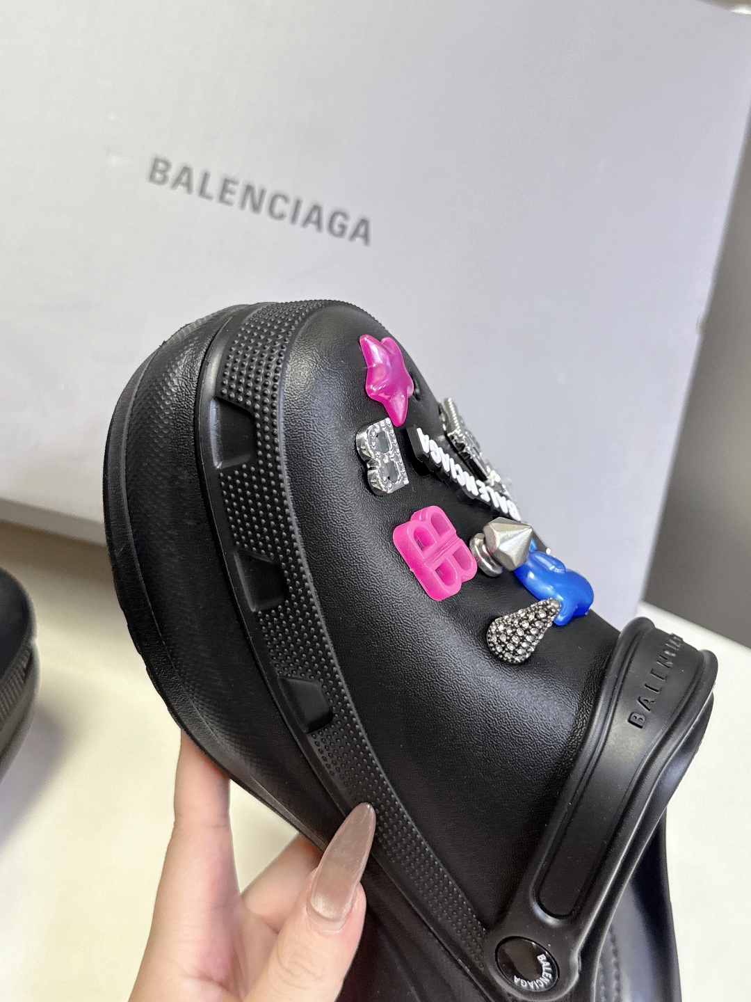 男装➕10 巴黎世家Balenciaga 春夏最新情侣款洞洞鞋，25春季新款黑马单品,海内外时尚博主纷纷