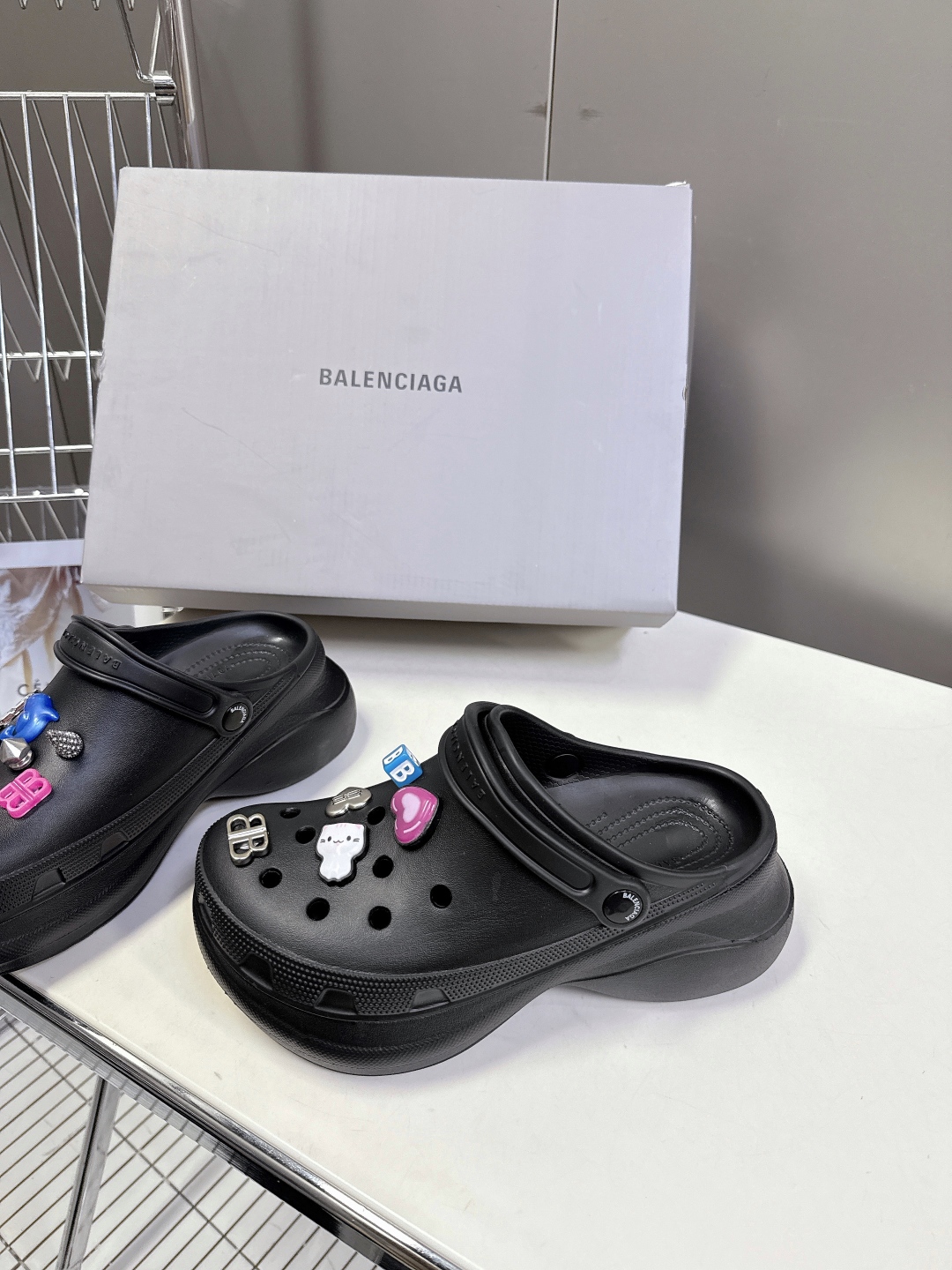 男装➕10 巴黎世家Balenciaga 春夏最新情侣款洞洞鞋，25春季新款黑马单品,海内外时尚博主纷纷