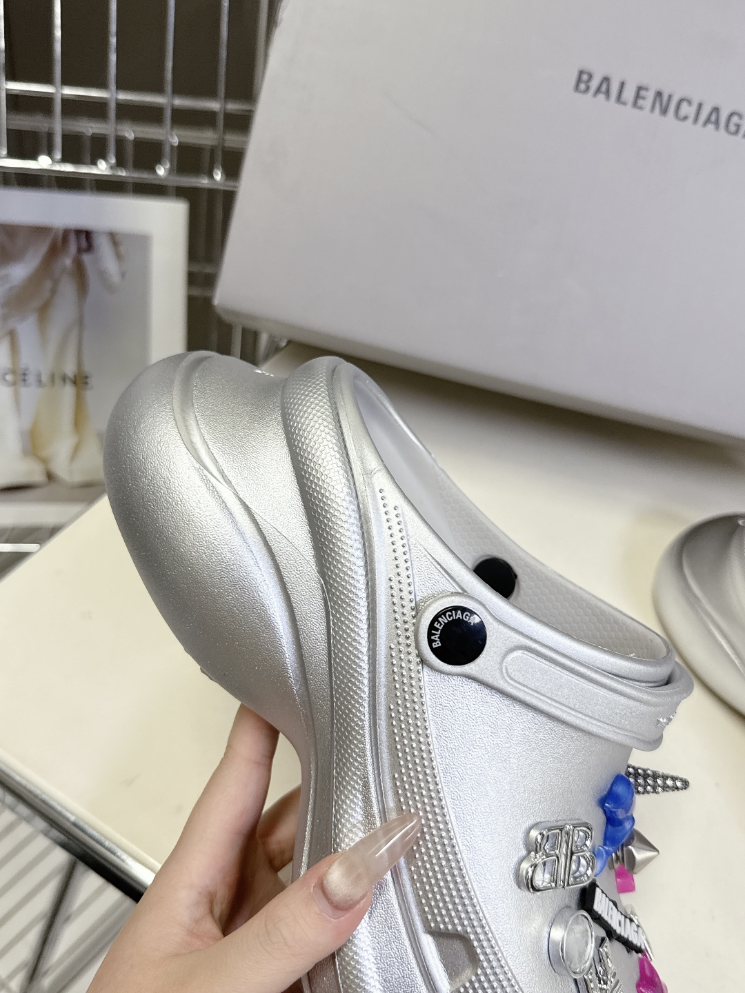 男装➕10 巴黎世家Balenciaga 春夏最新情侣款洞洞鞋，25春季新款黑马单品,海内外时尚博主纷纷