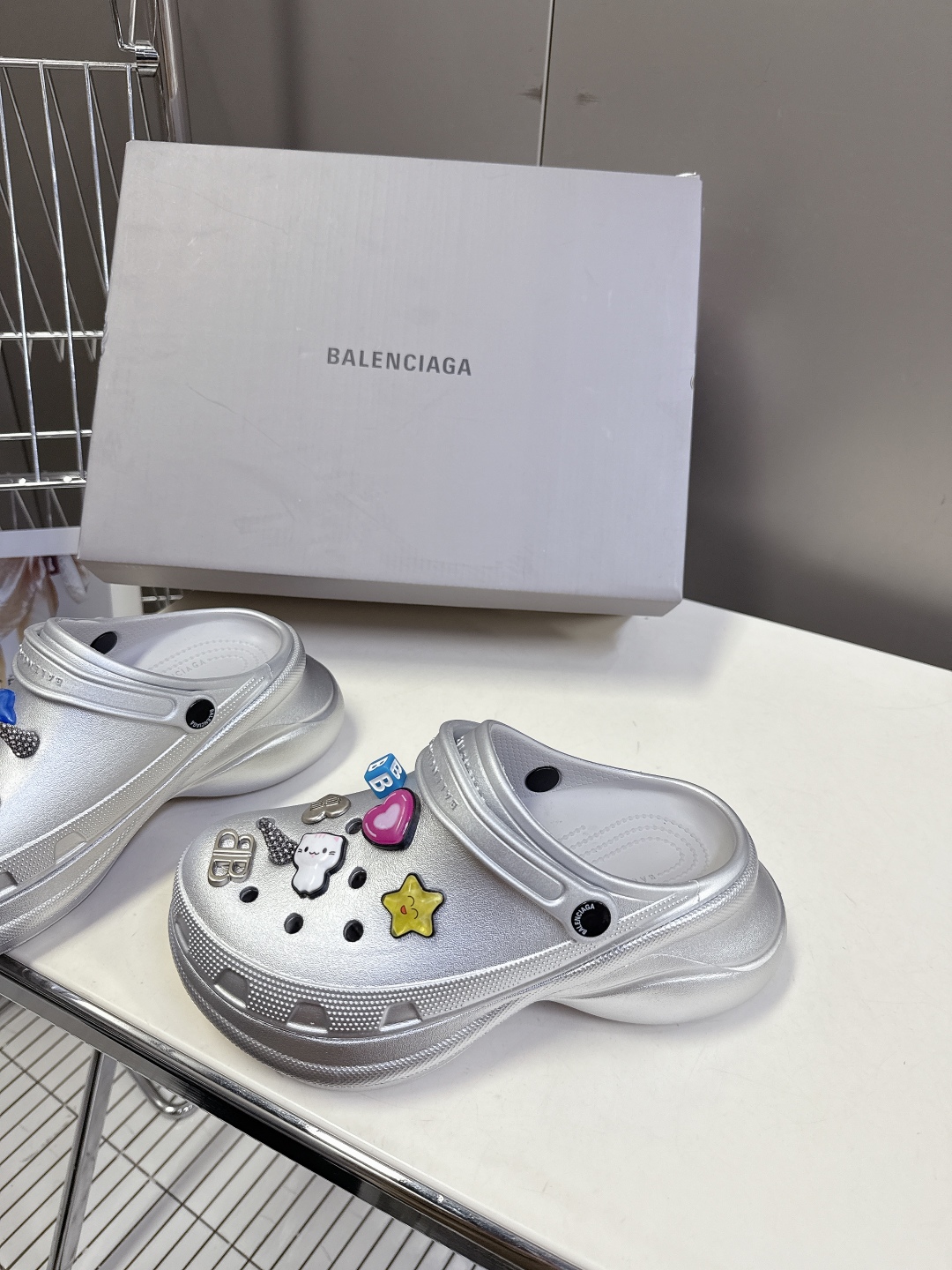 男装➕10 巴黎世家Balenciaga 春夏最新情侣款洞洞鞋，25春季新款黑马单品,海内外时尚博主纷纷