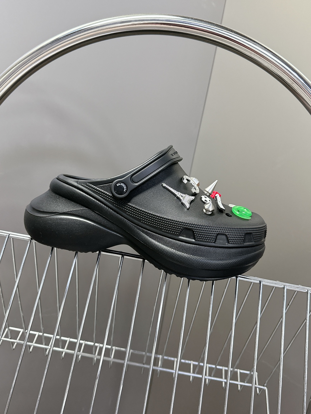 男装➕10 巴黎世家Balenciaga 春夏最新情侣款洞洞鞋，25春季新款黑马单品,海内外时尚博主纷纷