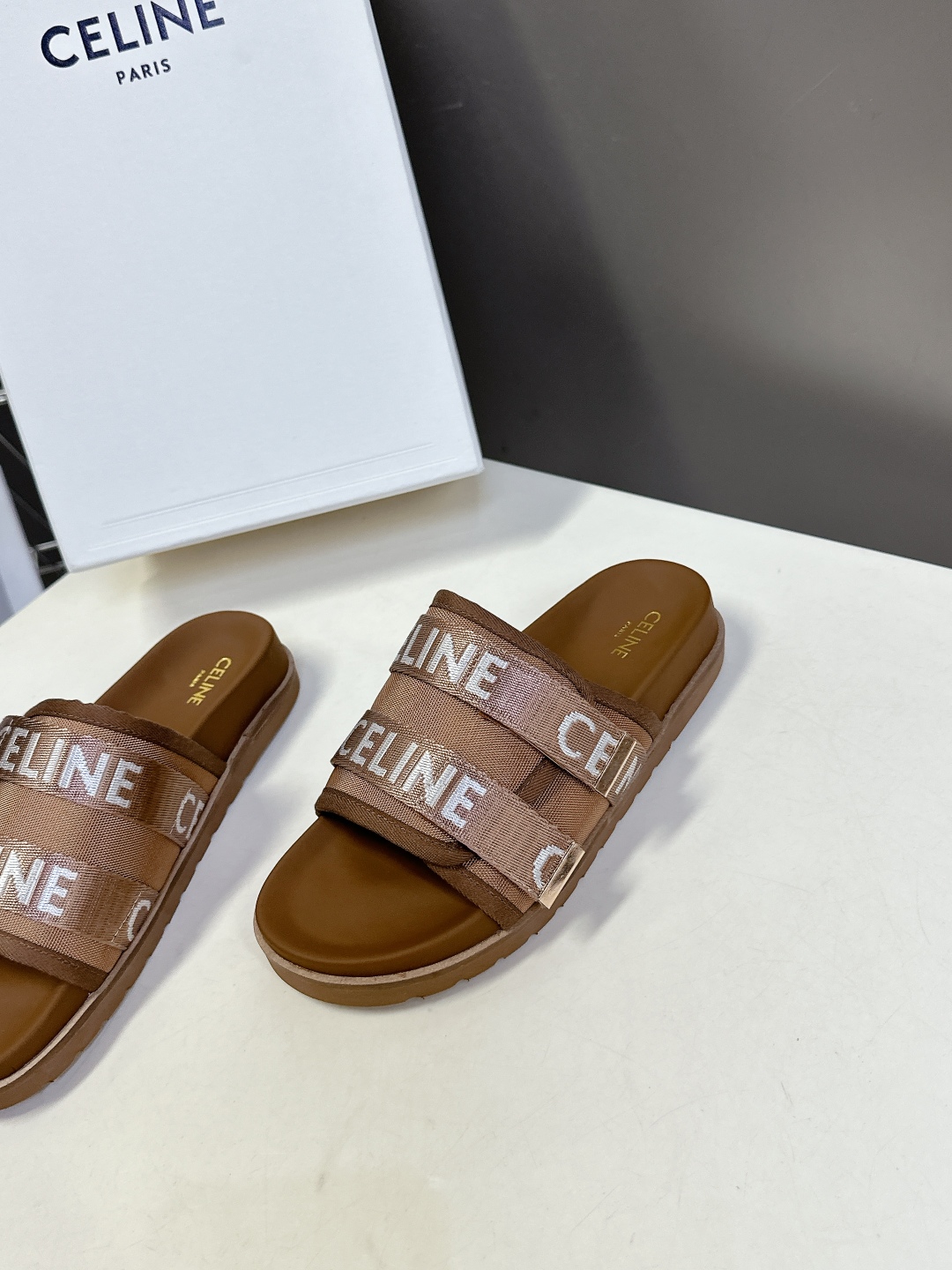  【CELINE】思琳代级别 春夏新品凯旋门复古罗马凉鞋拖鞋  进出专柜无压力，重工版，拒绝一眼假low