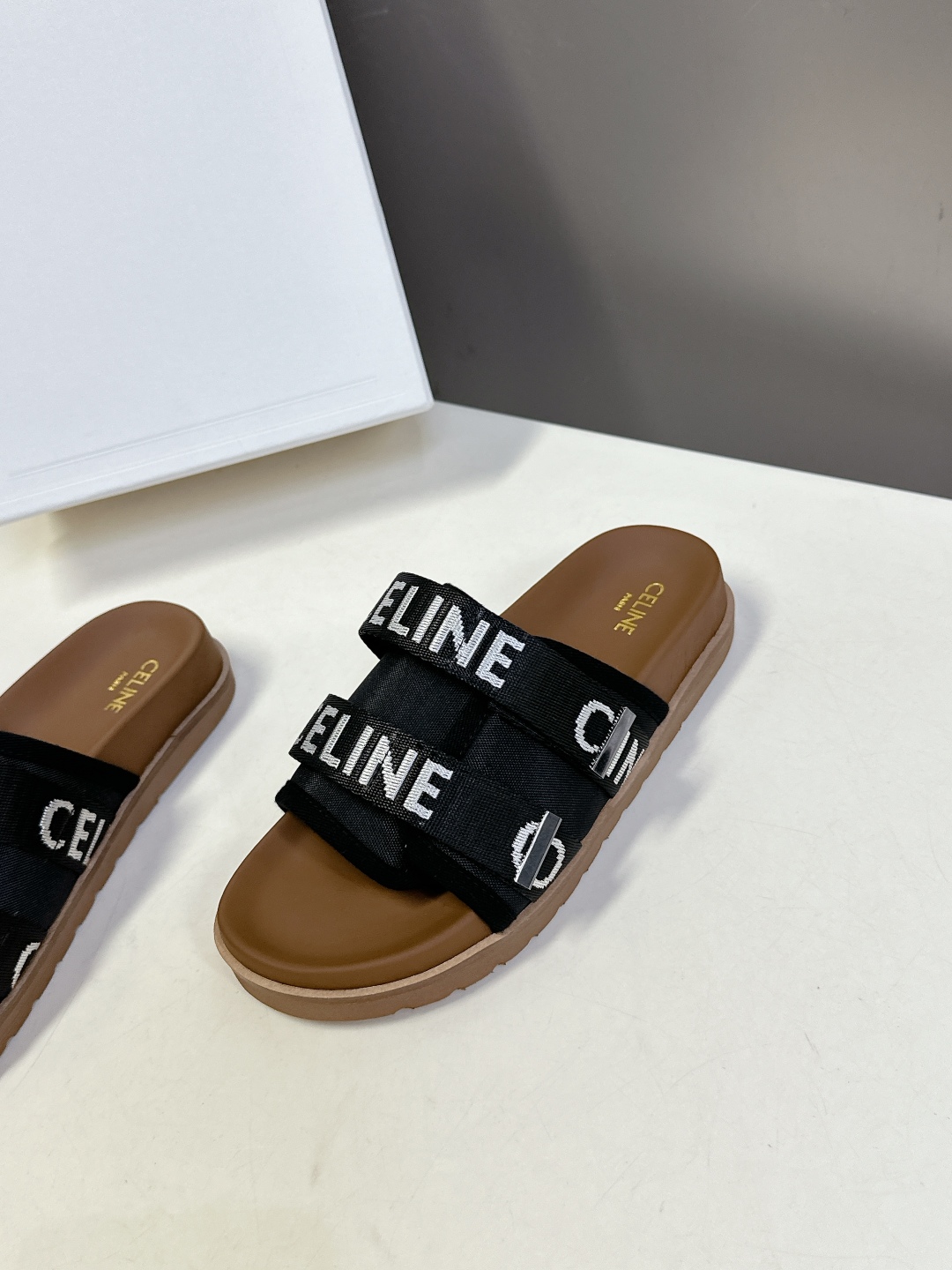  【CELINE】思琳代级别 春夏新品凯旋门复古罗马凉鞋拖鞋  进出专柜无压力，重工版，拒绝一眼假low