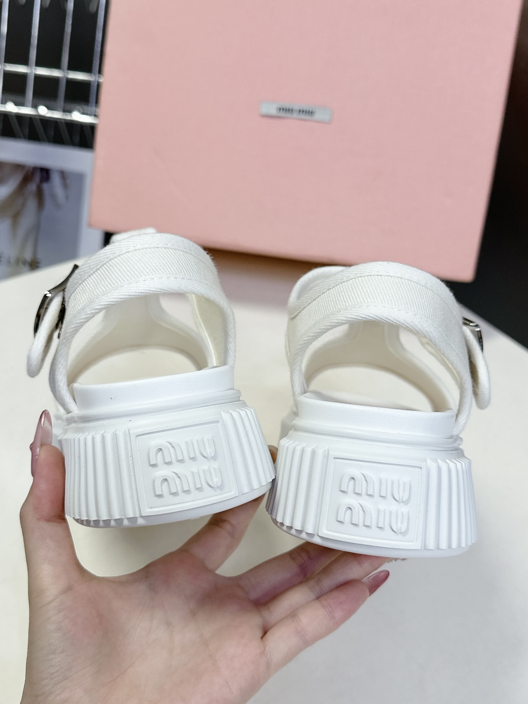  MiuMiu缪缪春夏走秀款饼干凉鞋，厚底鞋

简约的运动板鞋设计，极具辨识度的鞋舌，打造佛系甜美的休闲