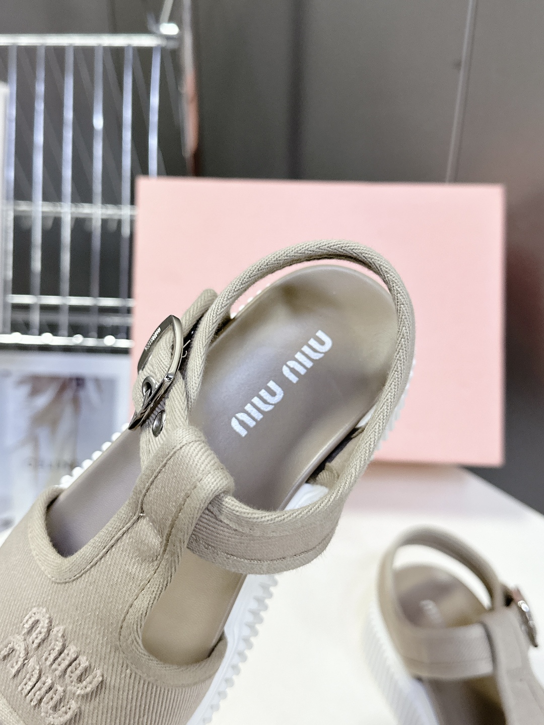  MiuMiu缪缪春夏走秀款饼干凉鞋，厚底鞋

简约的运动板鞋设计，极具辨识度的鞋舌，打造佛系甜美的休闲