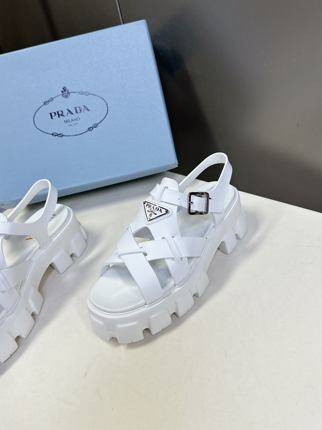  PRADA普拉达锯齿厚底交叉带子凉鞋          超多网红时尚博主种草 夏季必备凉鞋 复古时髦前