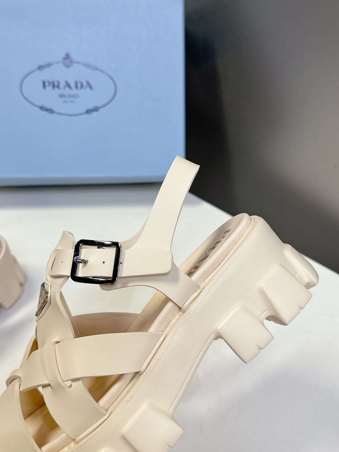  PRADA普拉达锯齿厚底交叉带子凉鞋          超多网红时尚博主种草 夏季必备凉鞋 复古时髦前