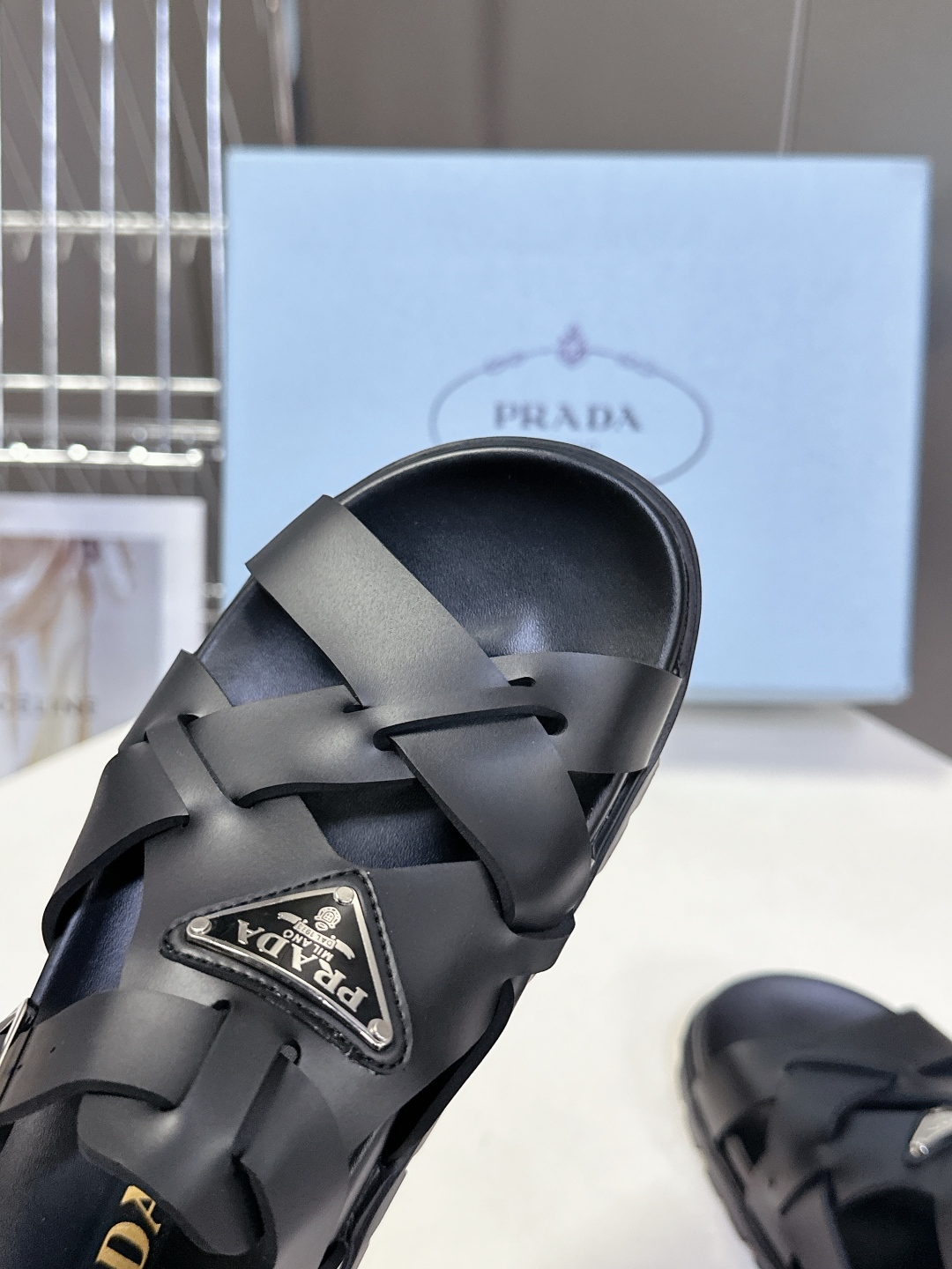  PRADA普拉达春夏最新款交叉凉鞋          超多网红时尚博主种草 夏季必备凉鞋 复古时髦前卫