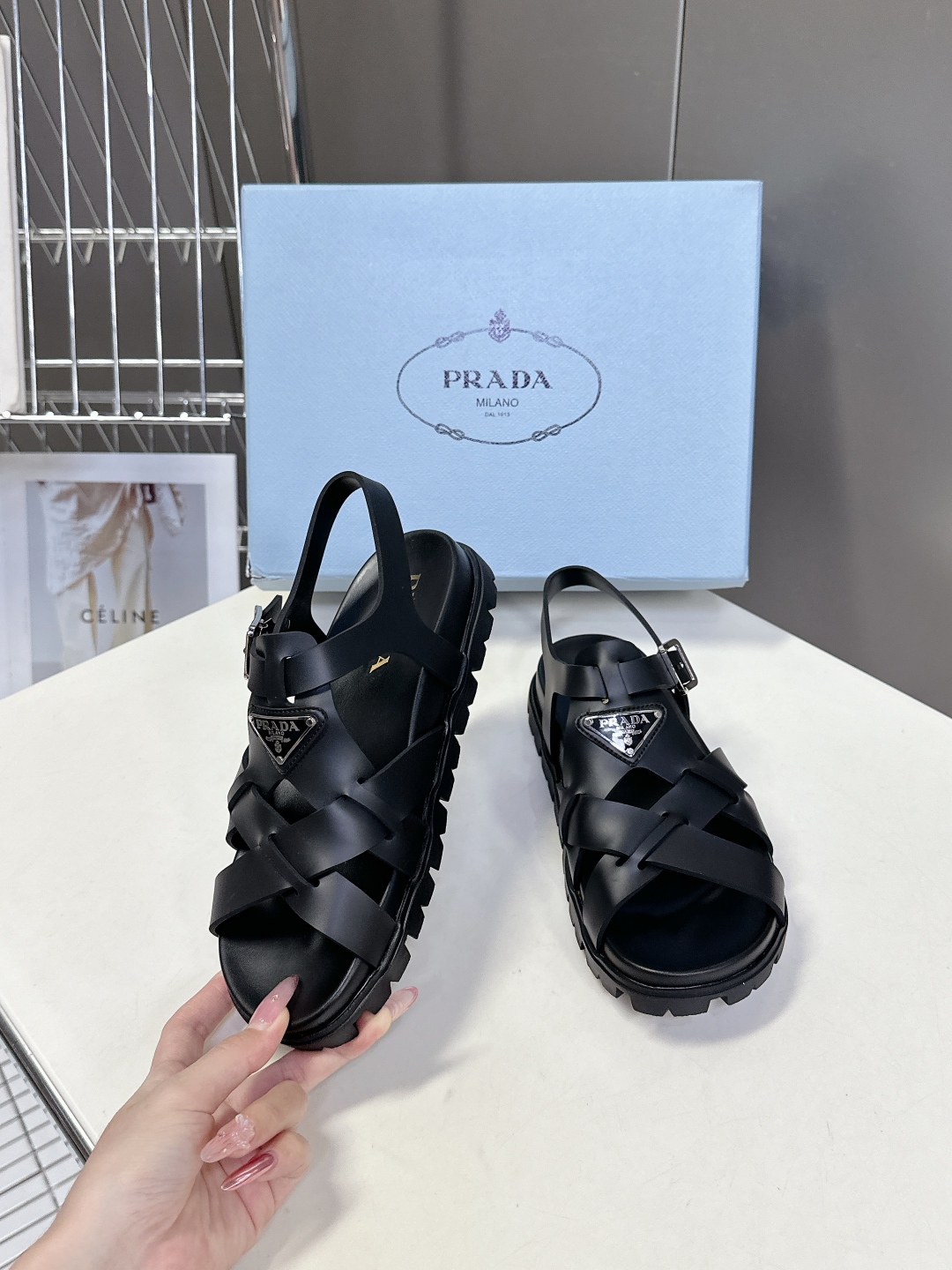  PRADA普拉达春夏最新款交叉凉鞋          超多网红时尚博主种草 夏季必备凉鞋 复古时髦前卫
