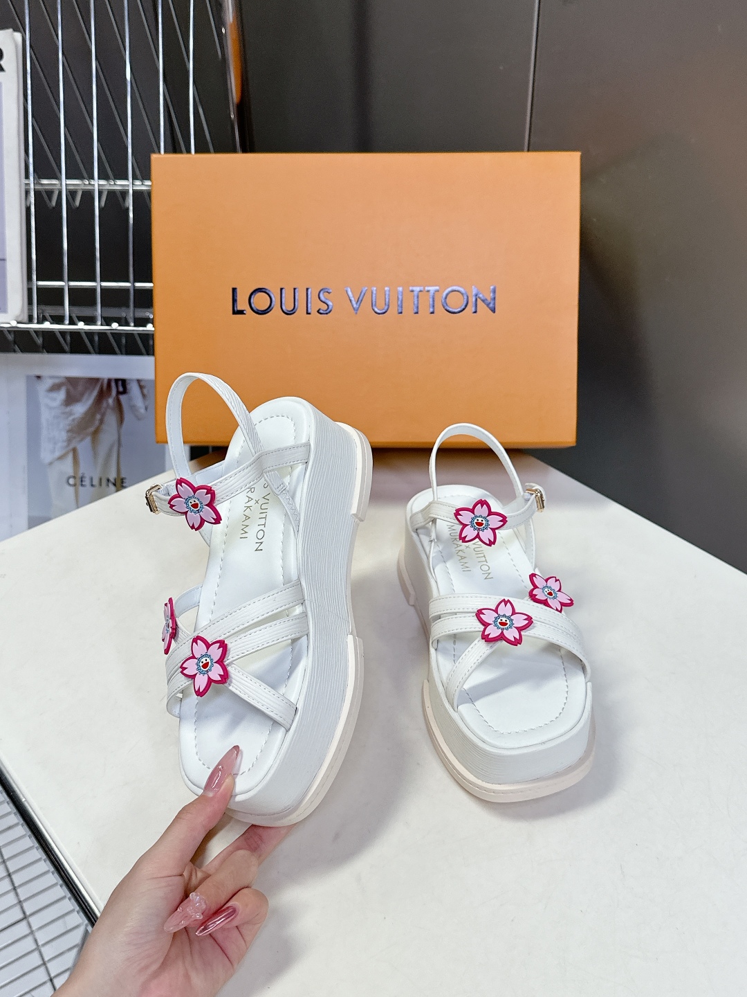  Louis Vuitton 路易威登 MAYA FLATFORM凉鞋✖️村上隆️联名款
    本款 