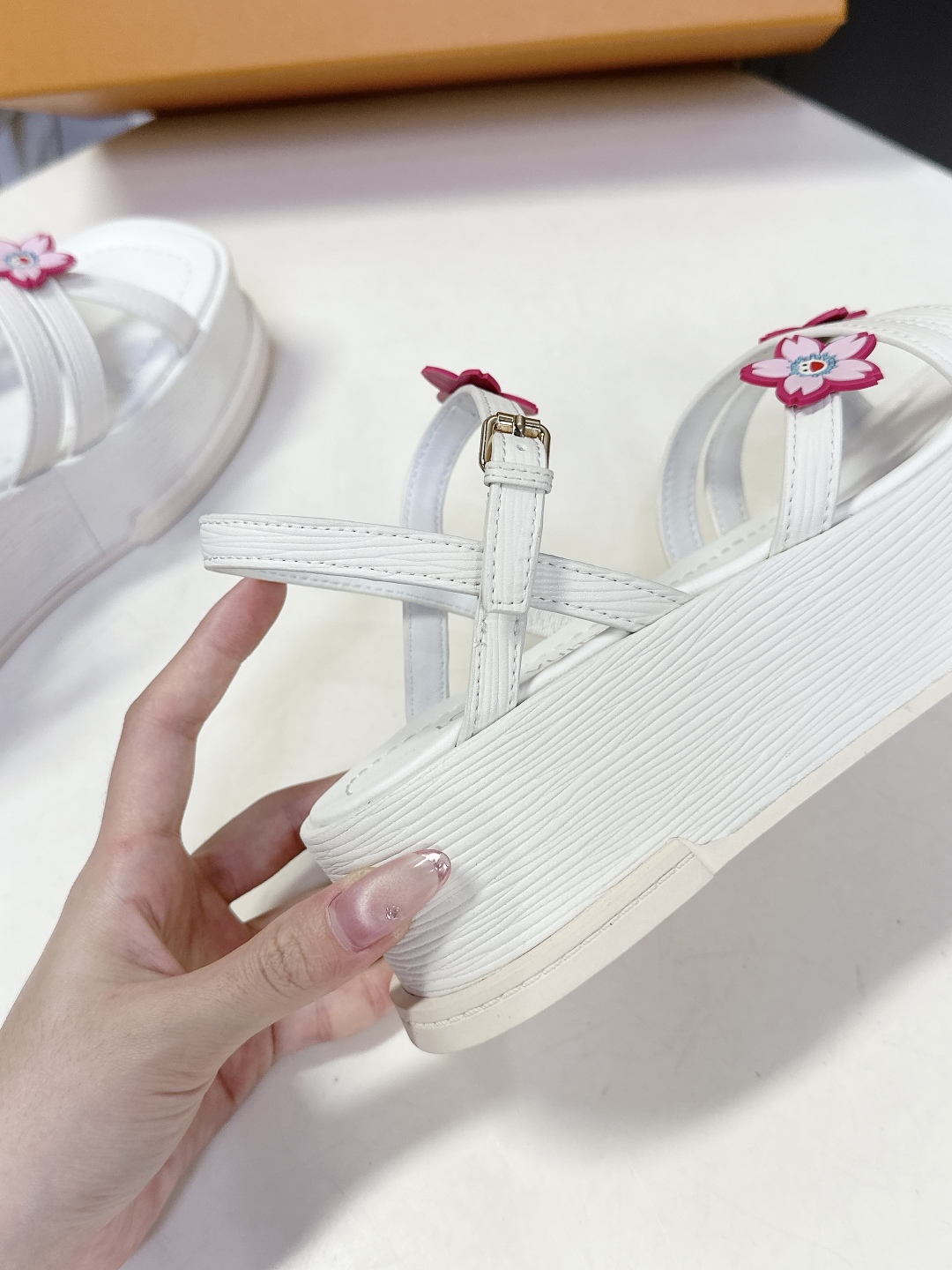  Louis Vuitton 路易威登 MAYA FLATFORM凉鞋✖️村上隆️联名款
    本款 