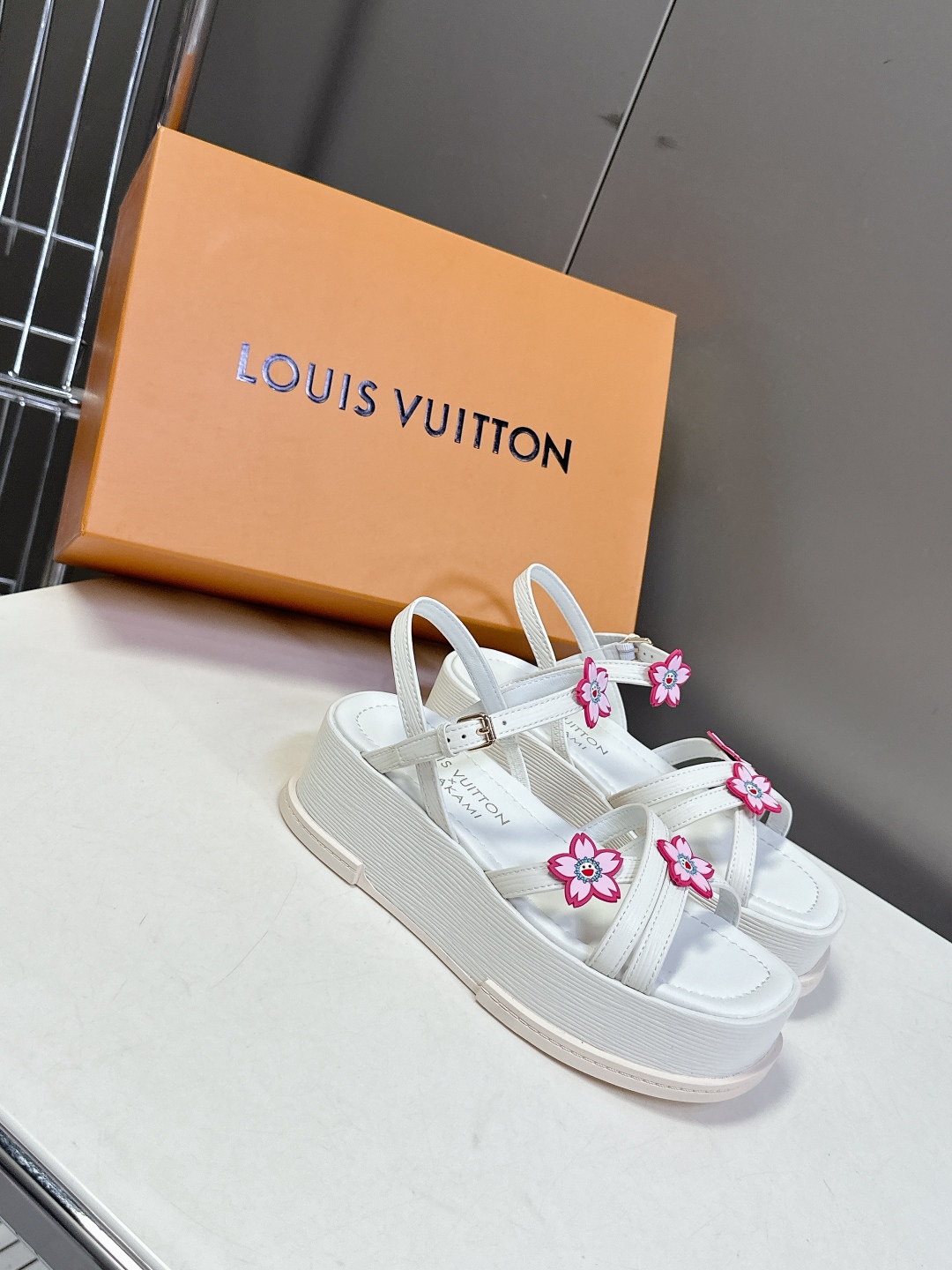  Louis Vuitton 路易威登 MAYA FLATFORM凉鞋✖️村上隆️联名款
    本款 