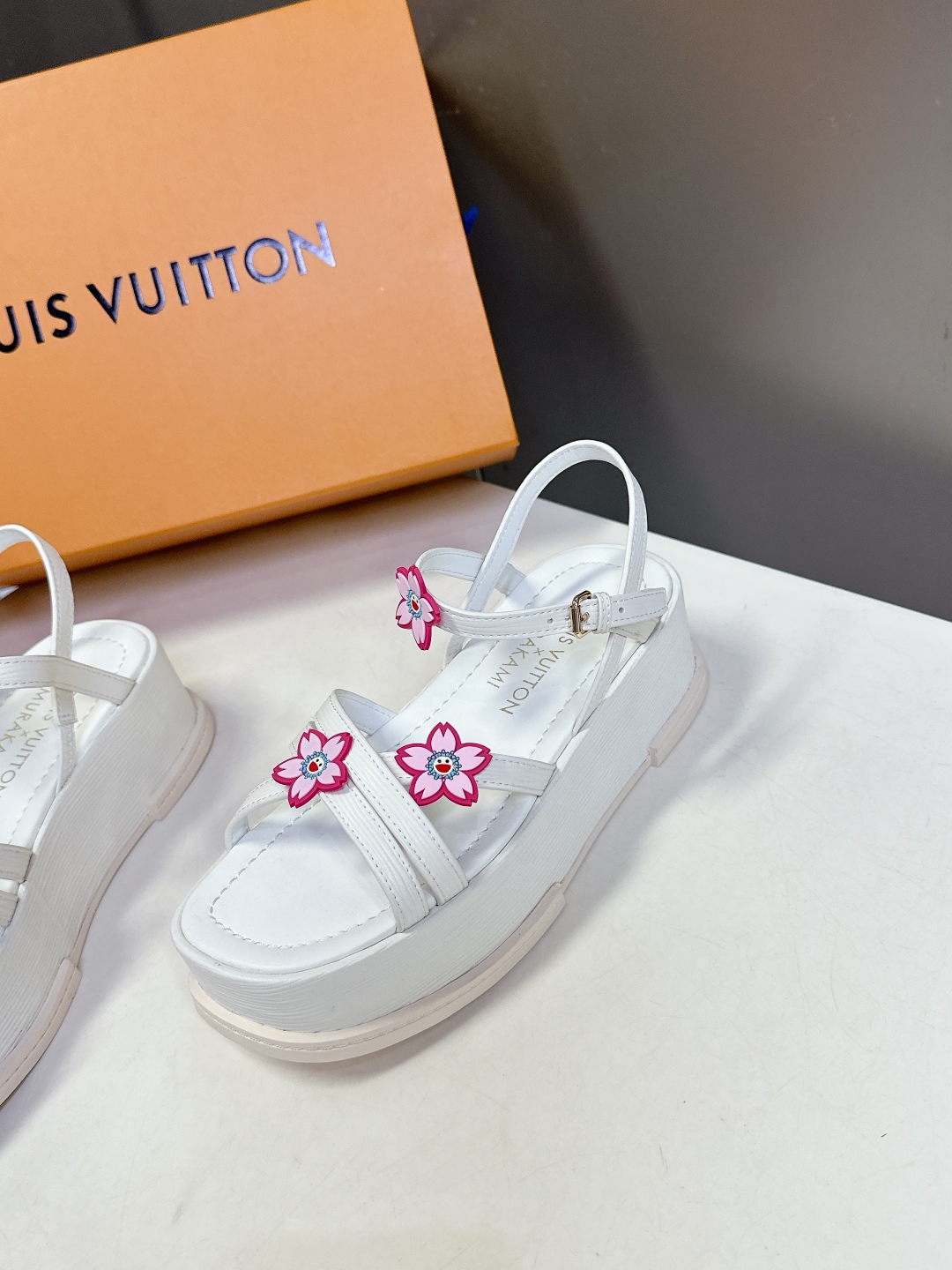  Louis Vuitton 路易威登 MAYA FLATFORM凉鞋✖️村上隆️联名款
    本款 