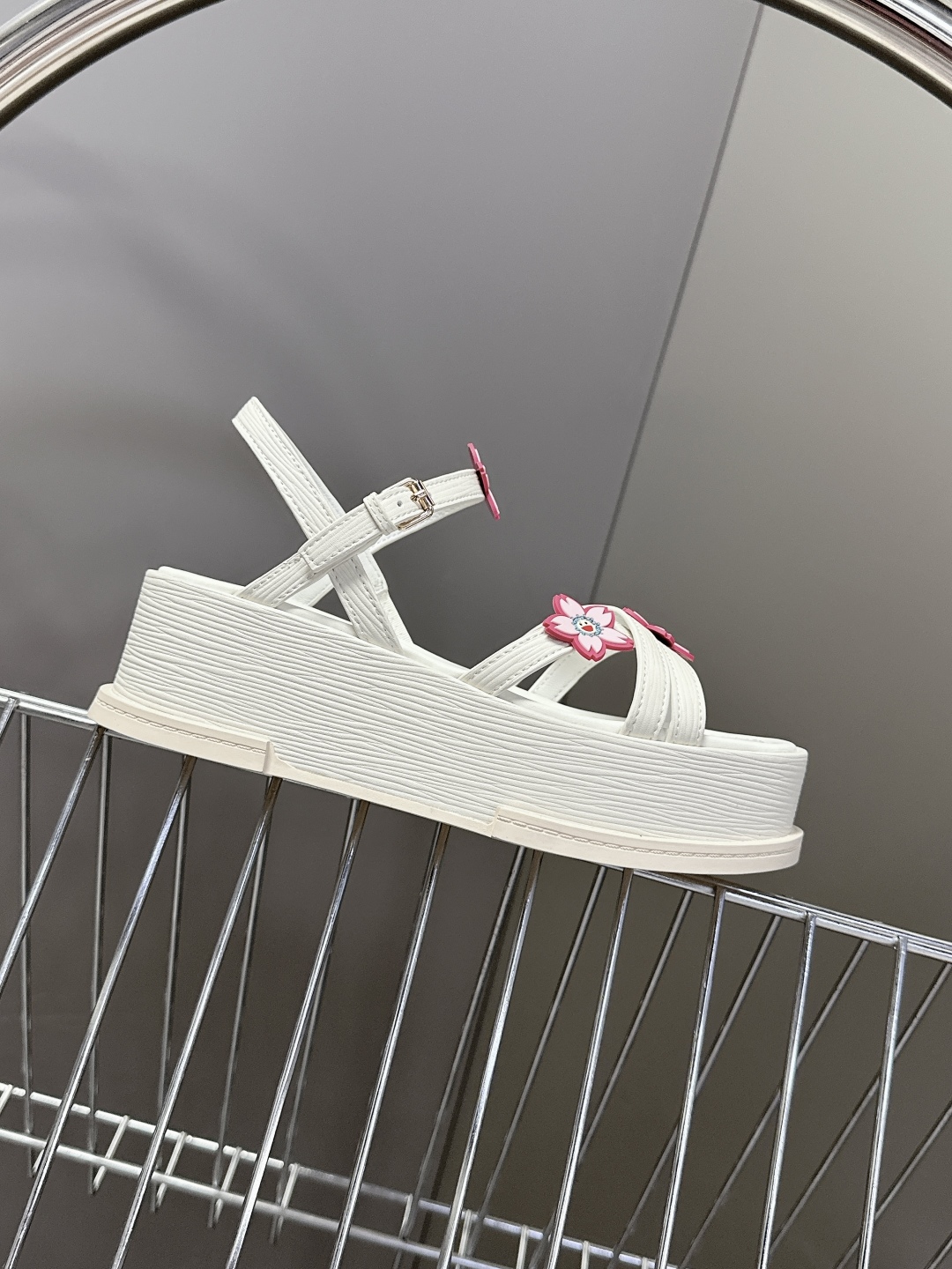  Louis Vuitton 路易威登 MAYA FLATFORM凉鞋✖️村上隆️联名款
    本款 