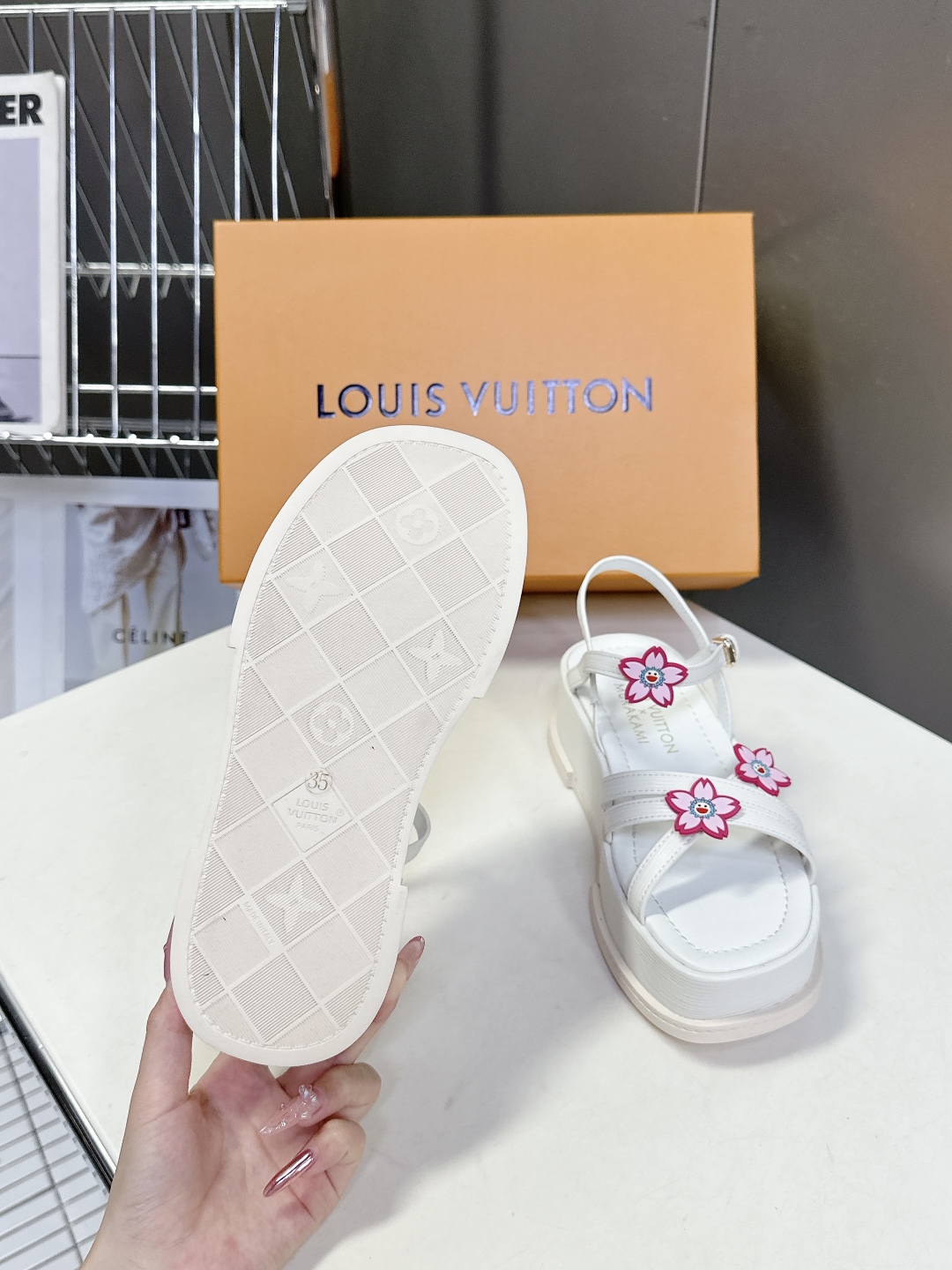  Louis Vuitton 路易威登 MAYA FLATFORM凉鞋✖️村上隆️联名款
    本款 
