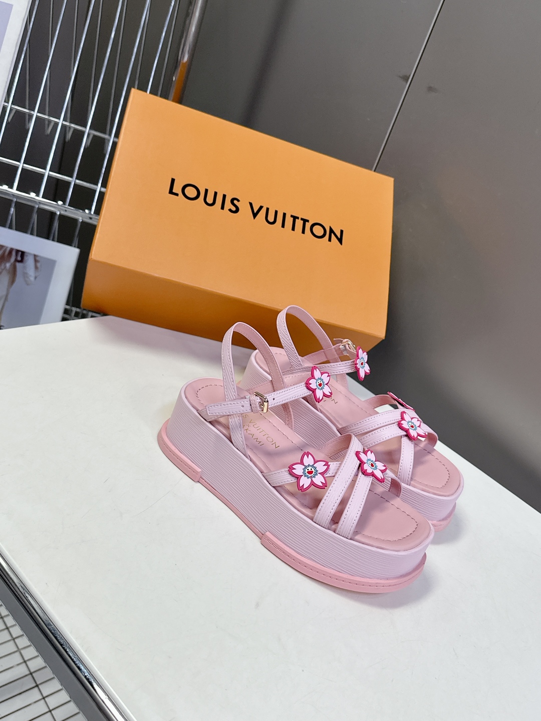  Louis Vuitton 路易威登 MAYA FLATFORM凉鞋✖️村上隆️联名款
    本款 