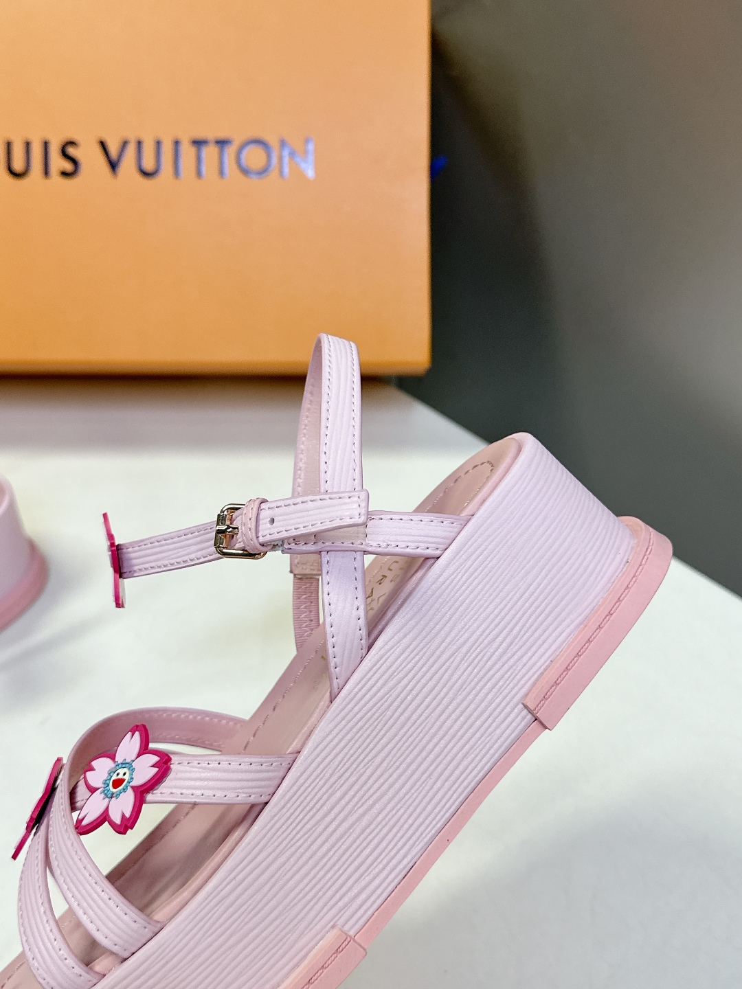  Louis Vuitton 路易威登 MAYA FLATFORM凉鞋✖️村上隆️联名款
    本款 