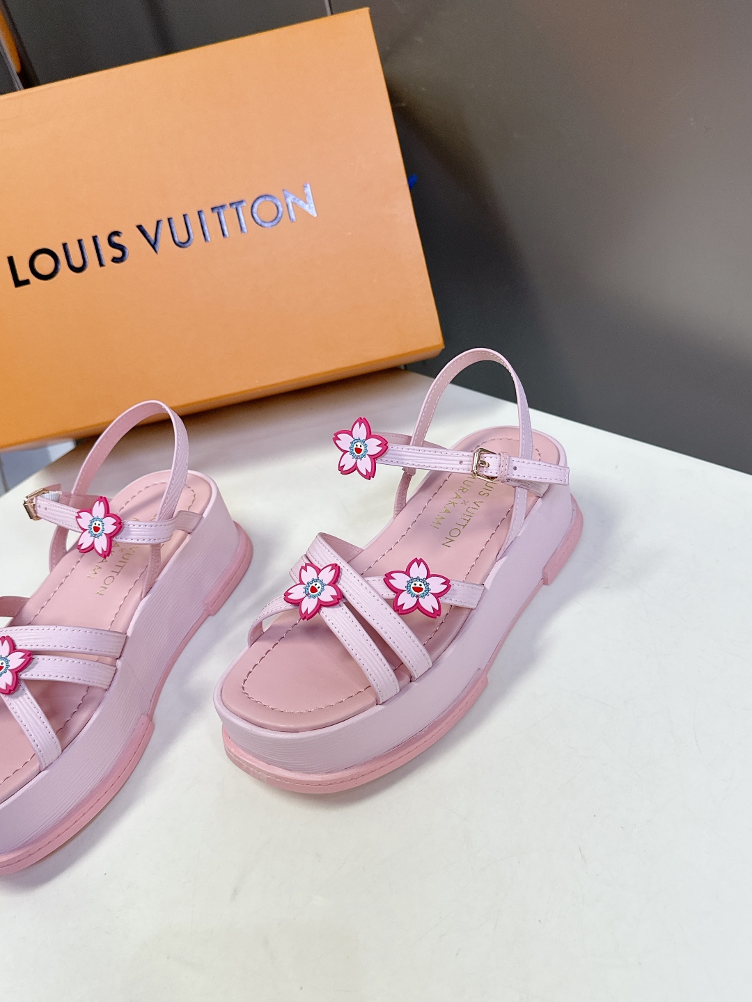  Louis Vuitton 路易威登 MAYA FLATFORM凉鞋✖️村上隆️联名款
    本款 