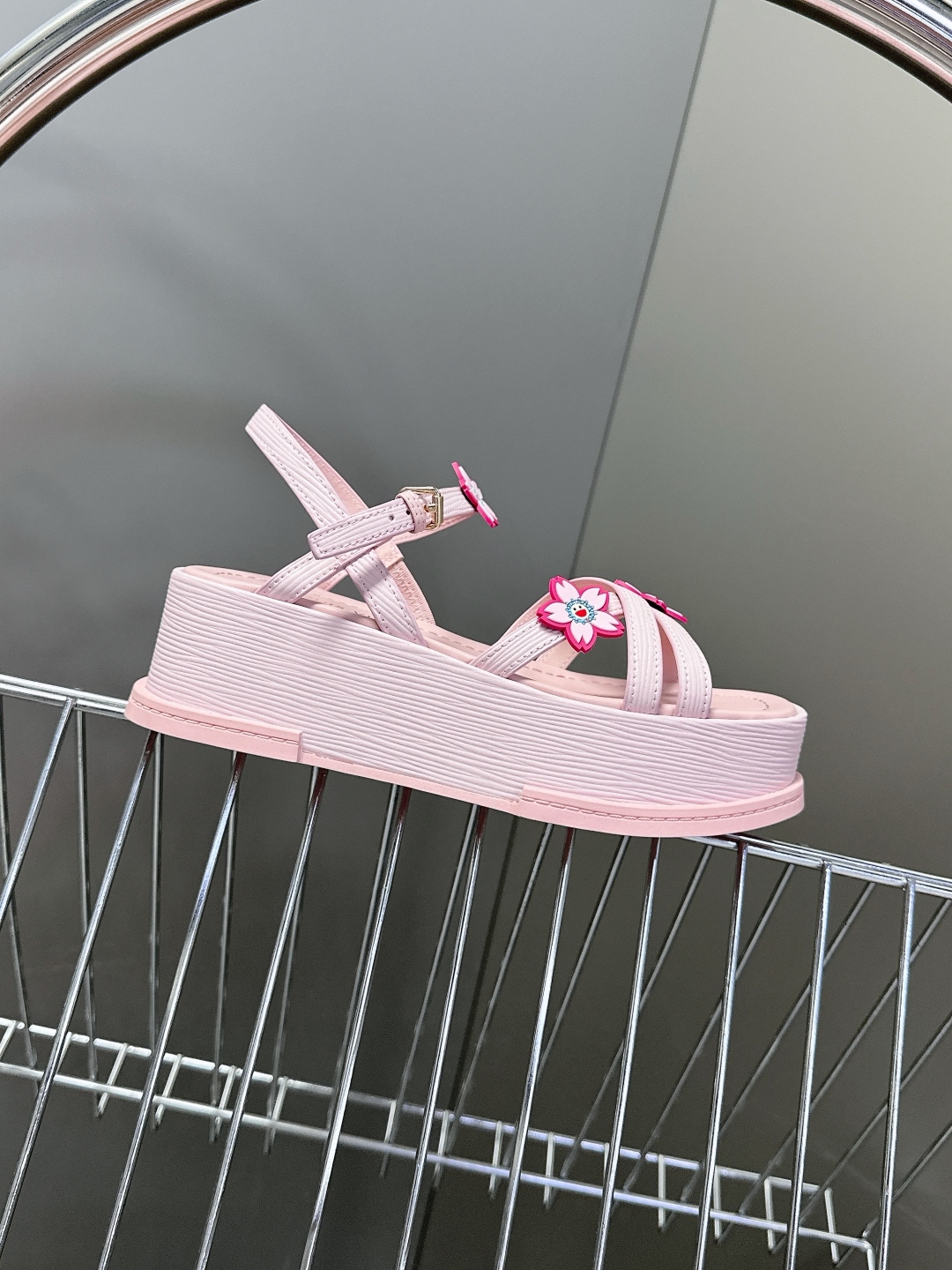  Louis Vuitton 路易威登 MAYA FLATFORM凉鞋✖️村上隆️联名款
    本款 