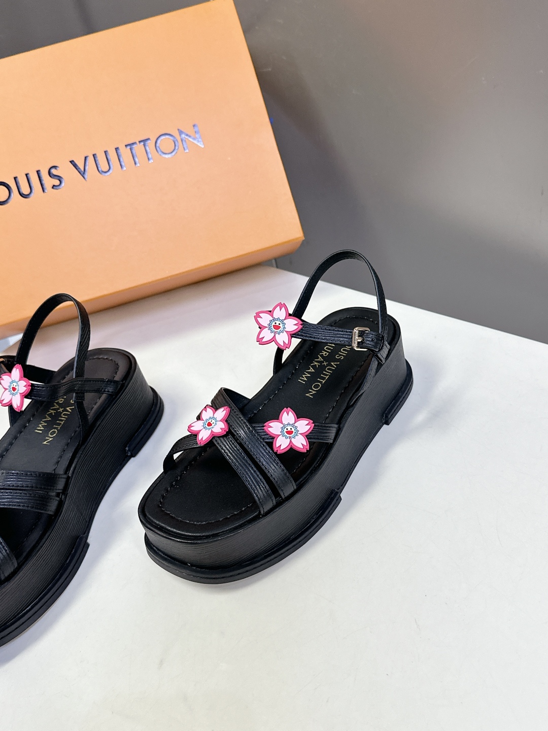  Louis Vuitton 路易威登 MAYA FLATFORM凉鞋✖️村上隆️联名款
    本款 