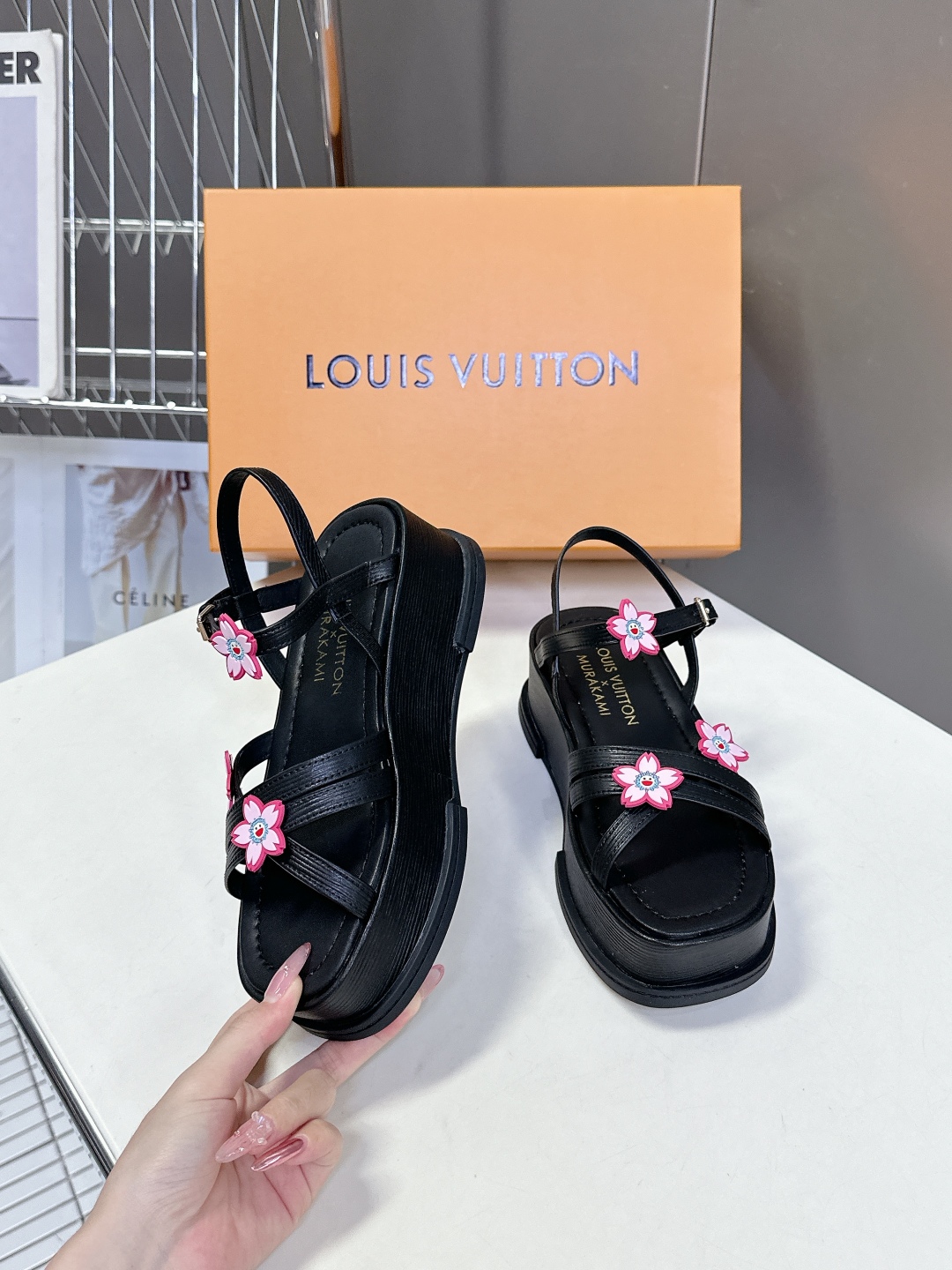  Louis Vuitton 路易威登 MAYA FLATFORM凉鞋✖️村上隆️联名款
    本款 