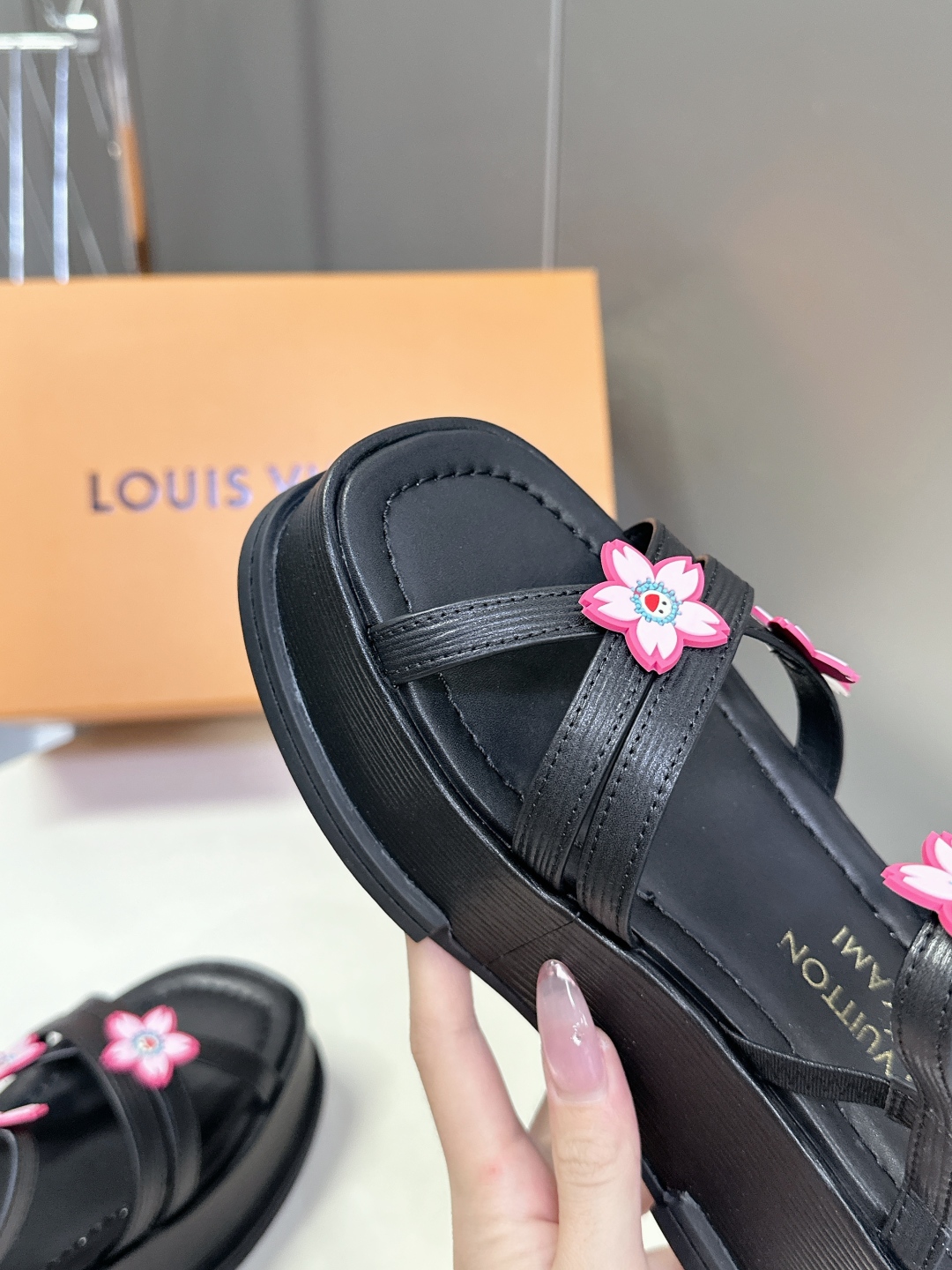  Louis Vuitton 路易威登 MAYA FLATFORM凉鞋✖️村上隆️联名款
    本款 