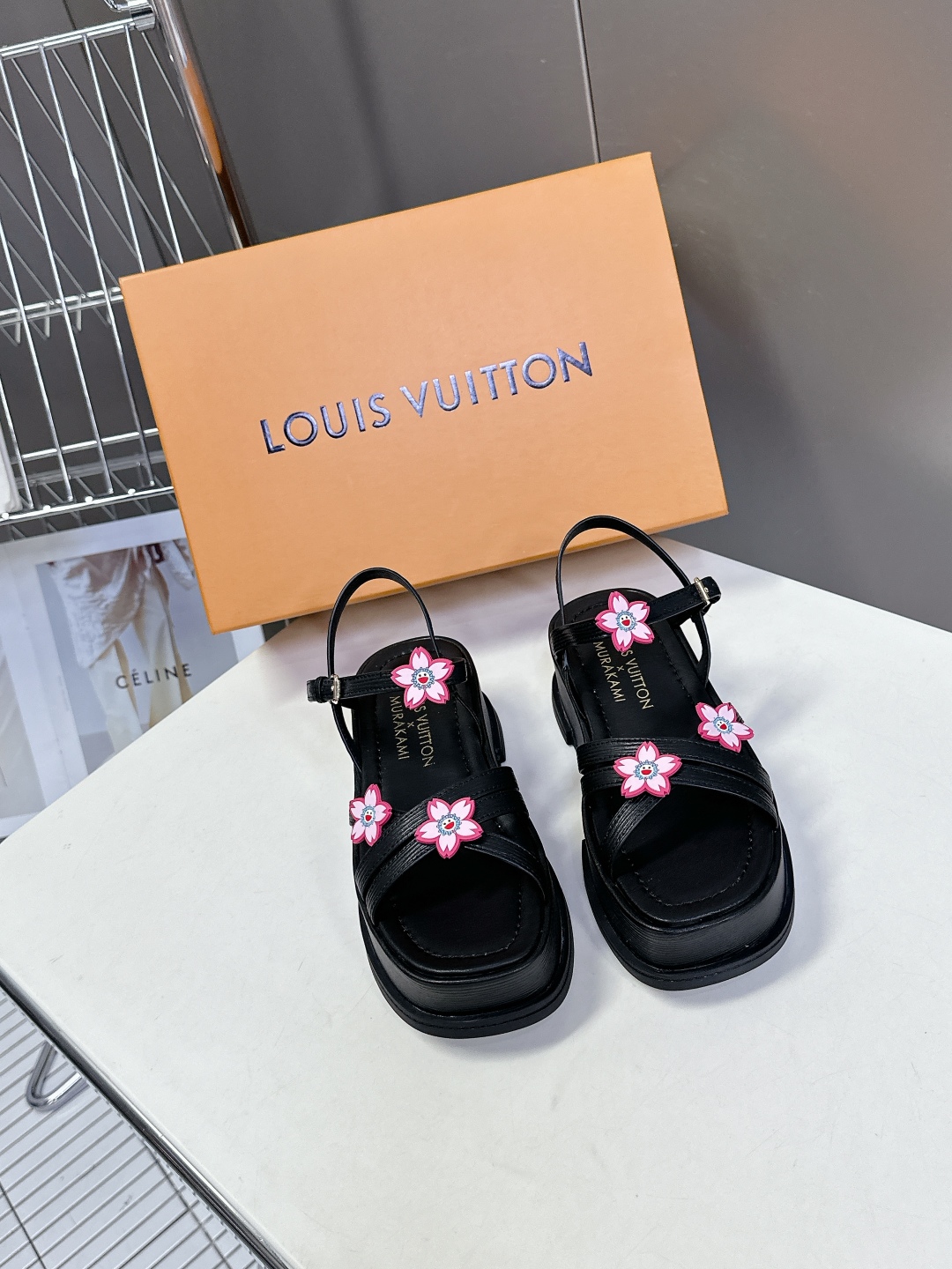  Louis Vuitton 路易威登 MAYA FLATFORM凉鞋✖️村上隆️联名款
    本款 
