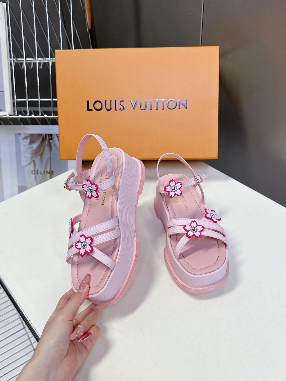 Louis Vuitton 路易威登 MAYA FLATFORM凉鞋✖️村上隆️联名款
    本款 