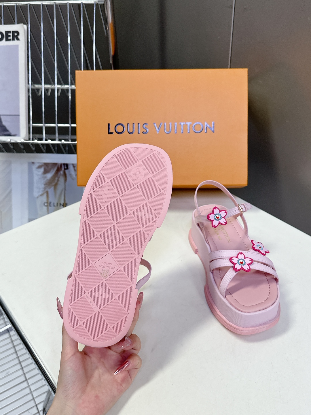  Louis Vuitton 路易威登 MAYA FLATFORM凉鞋✖️村上隆️联名款
    本款 