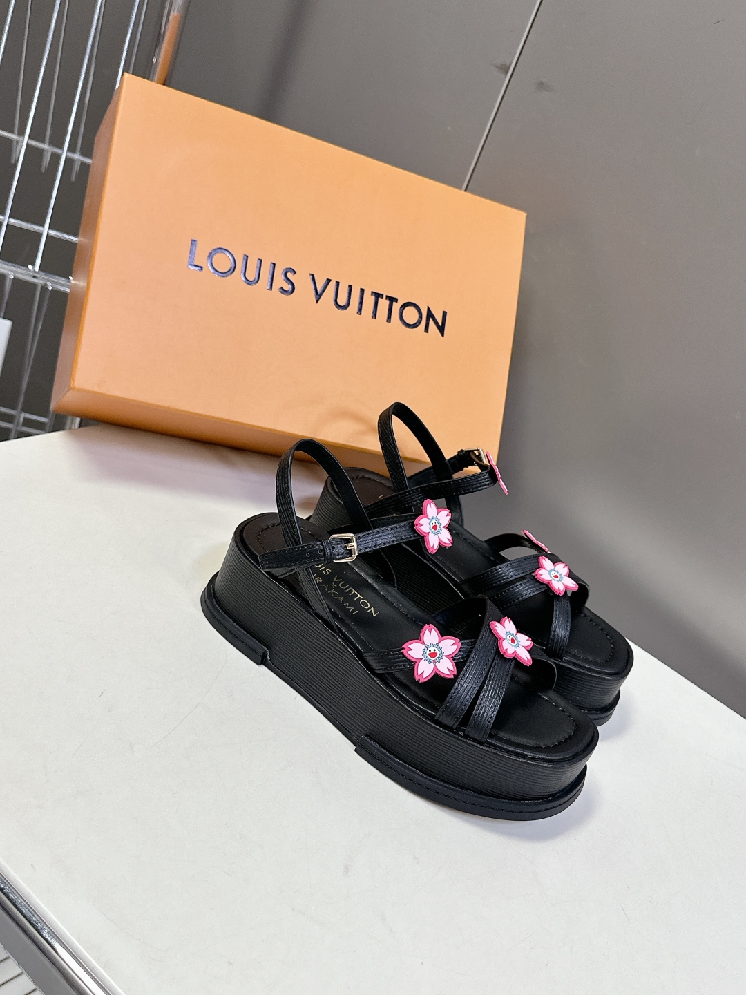  Louis Vuitton 路易威登 MAYA FLATFORM凉鞋✖️村上隆️联名款
    本款 
